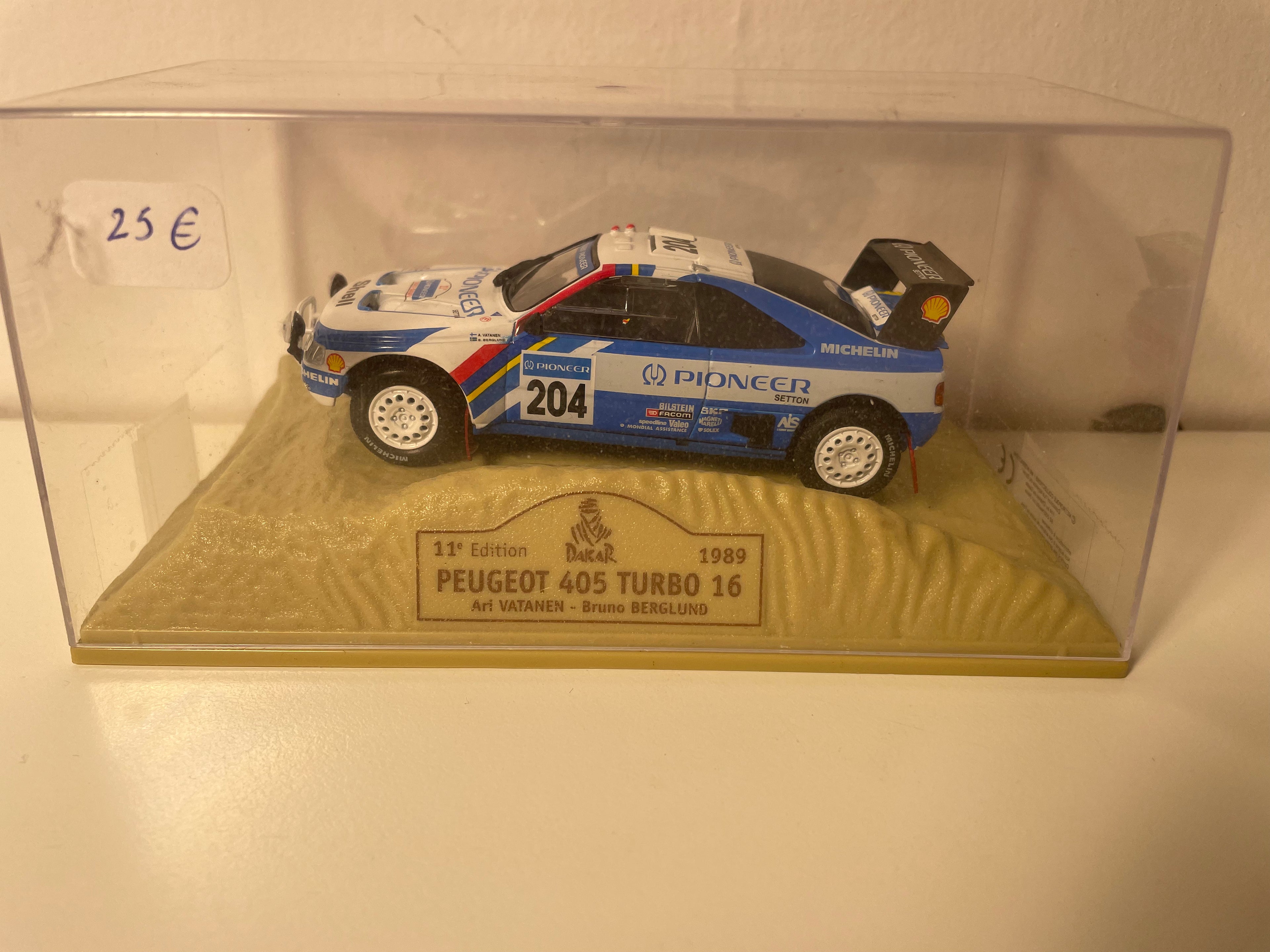 Peugeot 405 Turbo 16 blanche et bleue numéro 204 - Paris-Dakar 1989 (11ème édition)
