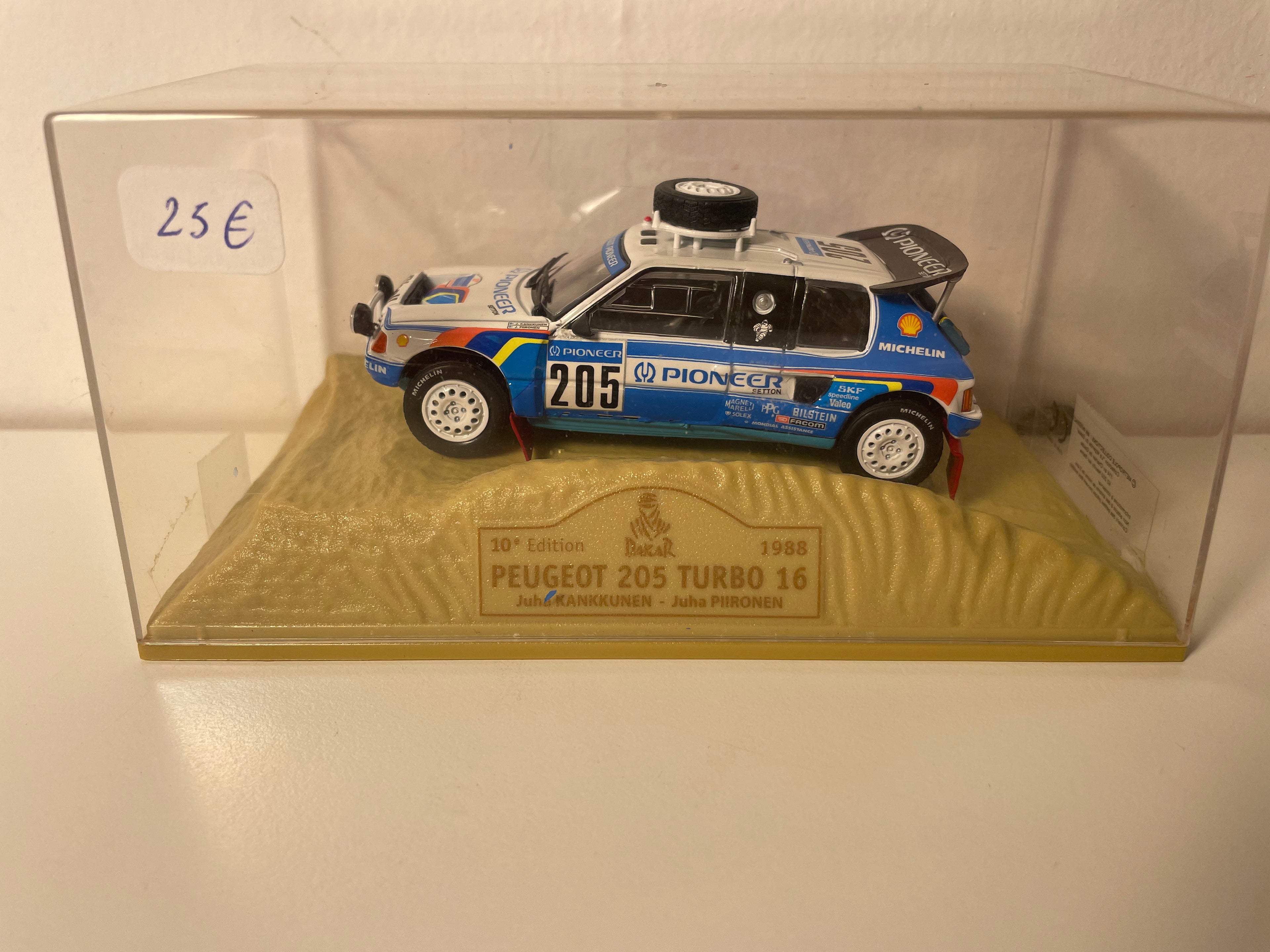 Peugeot 205 Turbo 16 blanche et bleue numéro 205 - Paris-Dakar 1988 (10ème édition)