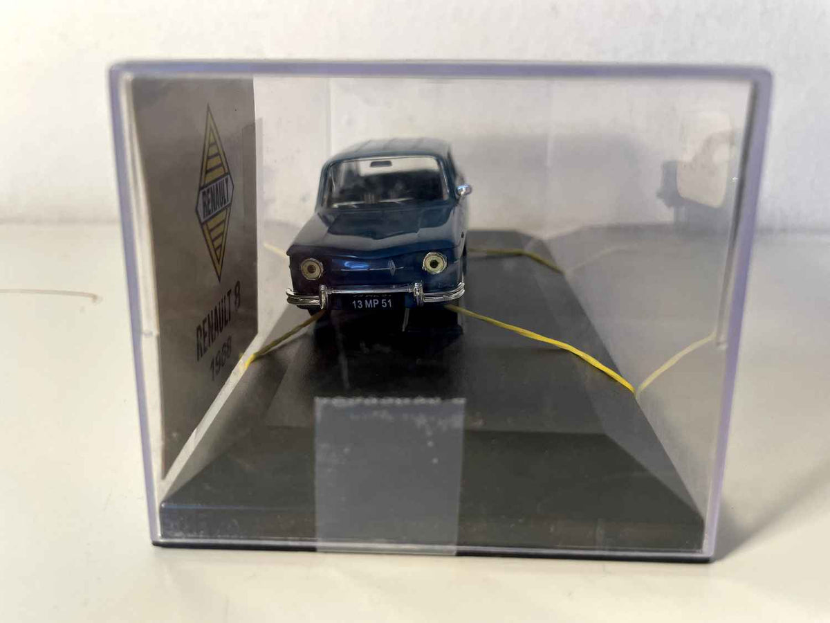 Donkelbloe Renault 8 vun 1968 (Auto mat Gummibander festgehalen)