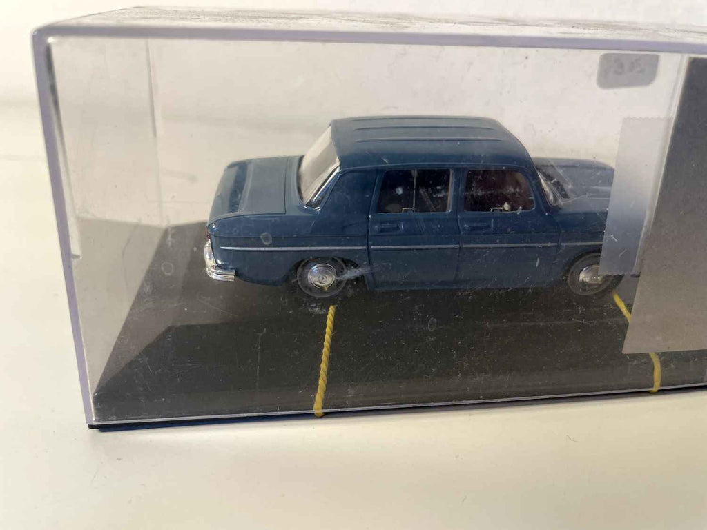 Donkelbloe Renault 8 vun 1968 (Auto mat Gummibander festgehalen)