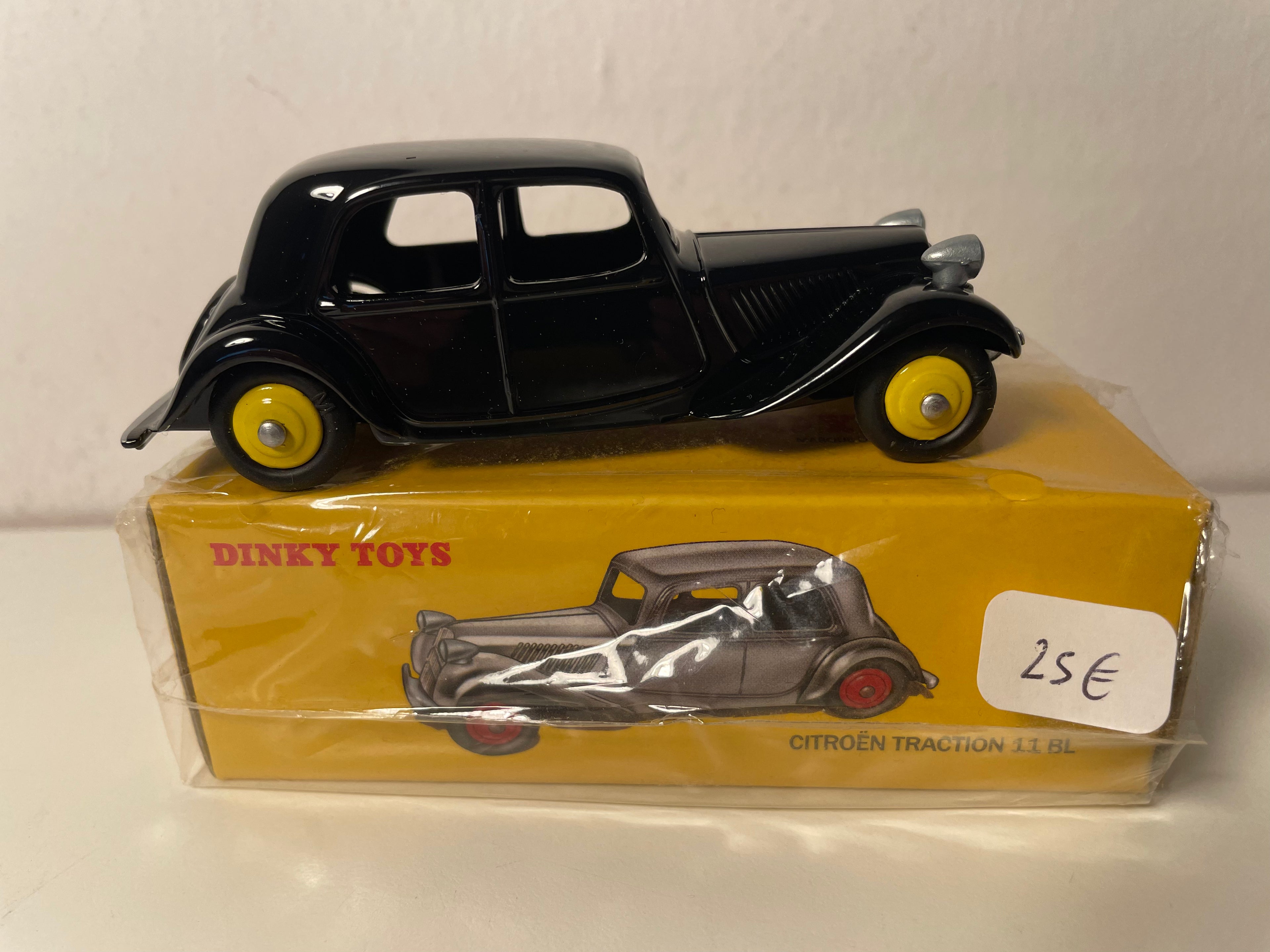 Citroën Traction 11 BL Black (with bright yellow wheels) Dinky-Toys (Editions Atlas) - N°24 N
