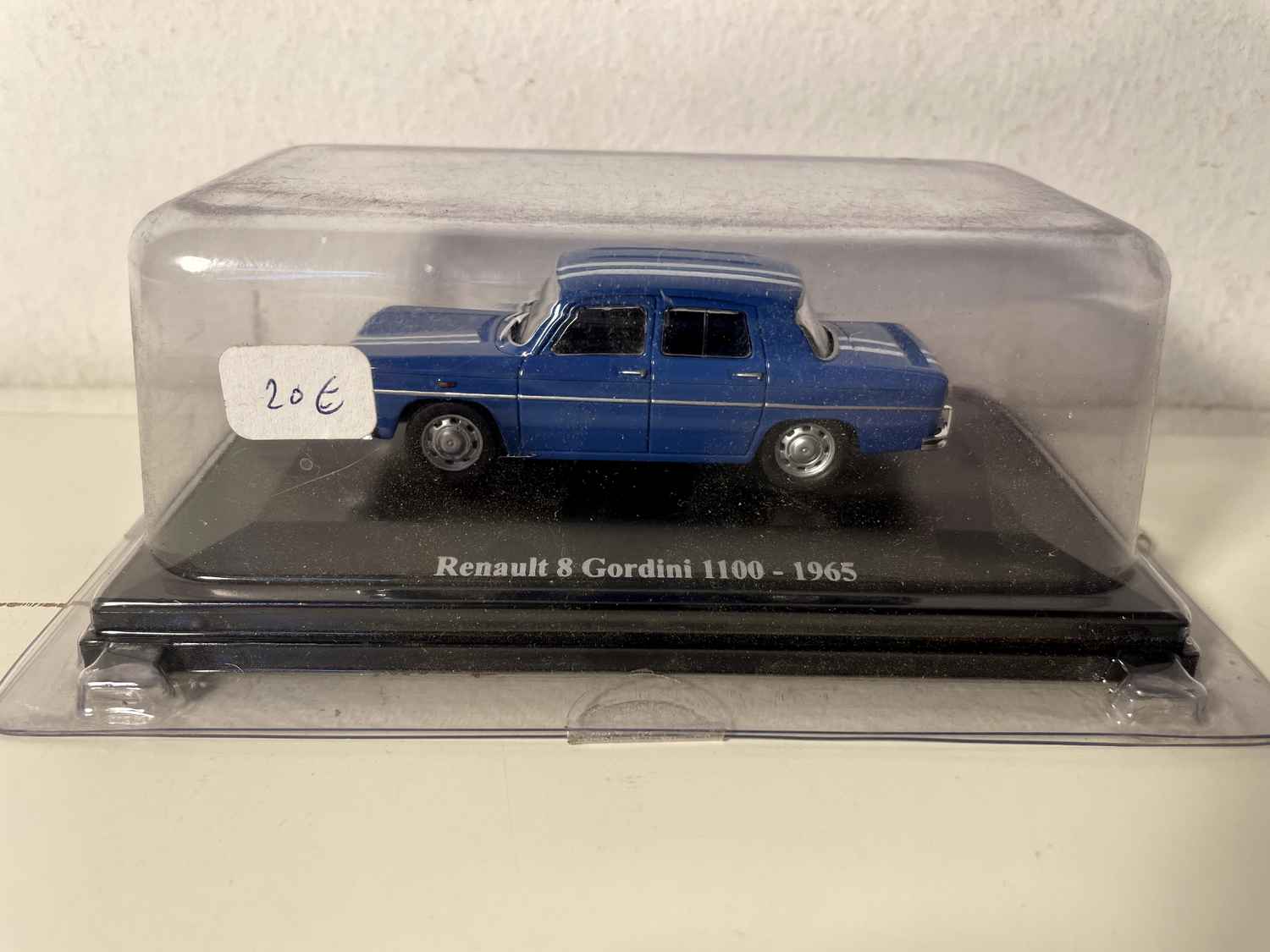 Niebieski Renault 8 Gordini 1100 z 1965 roku