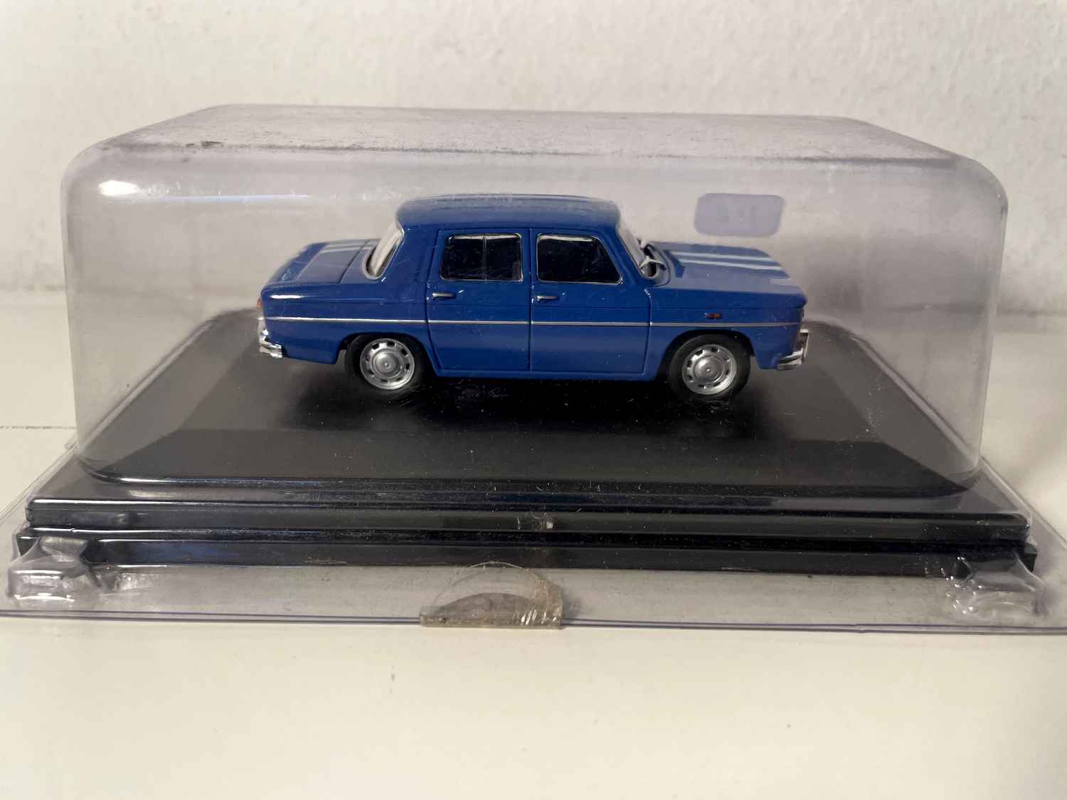 Niebieski Renault 8 Gordini 1100 z 1965 roku