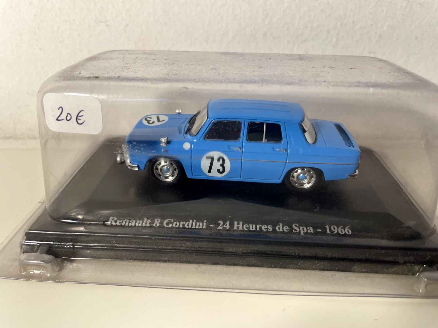 Niebieski Renault 8 Gordini z numerem 73 - 24 Hours of Spa 1966
