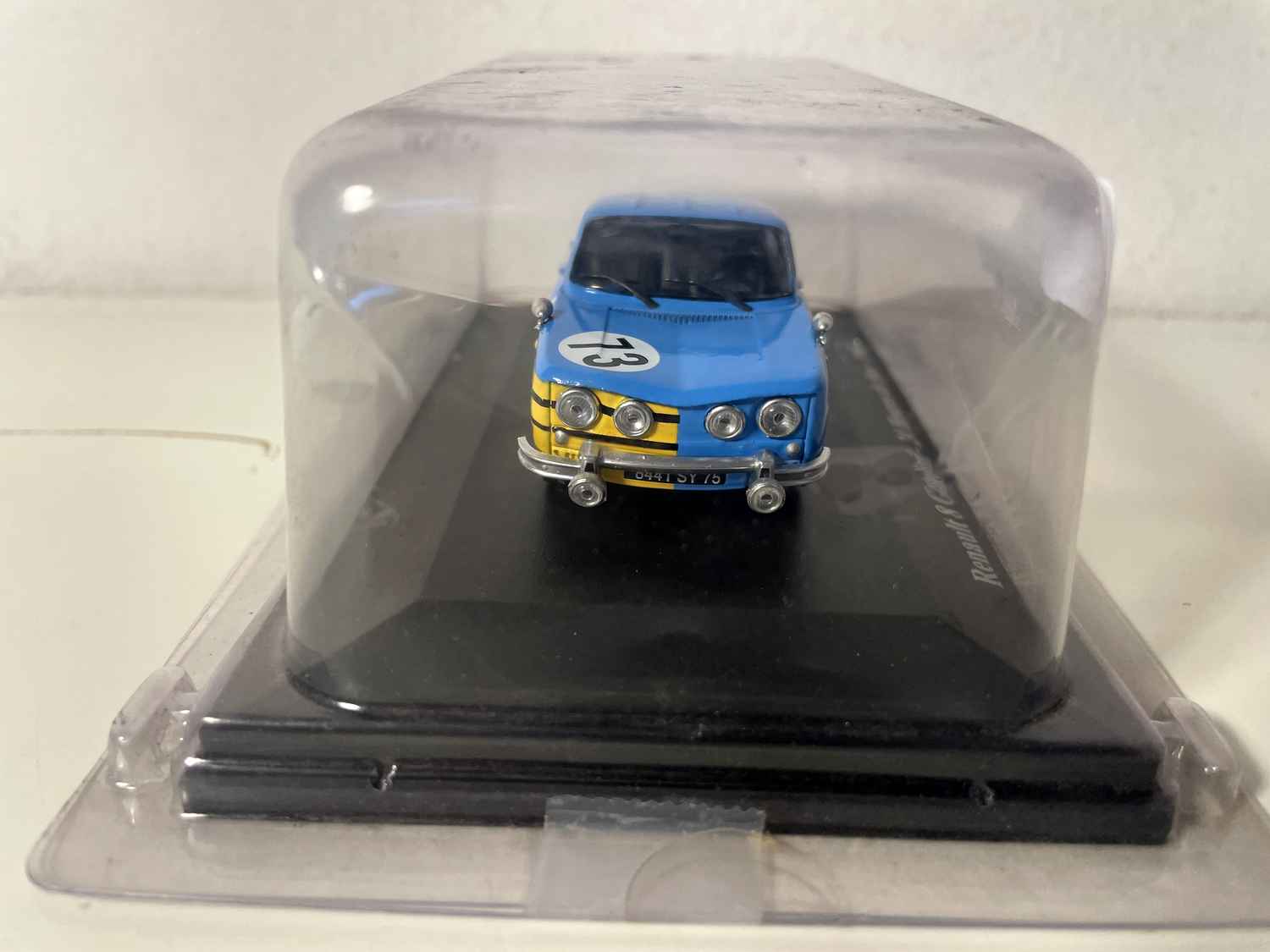 Niebieski Renault 8 Gordini z numerem 73 - 24 Hours of Spa 1966