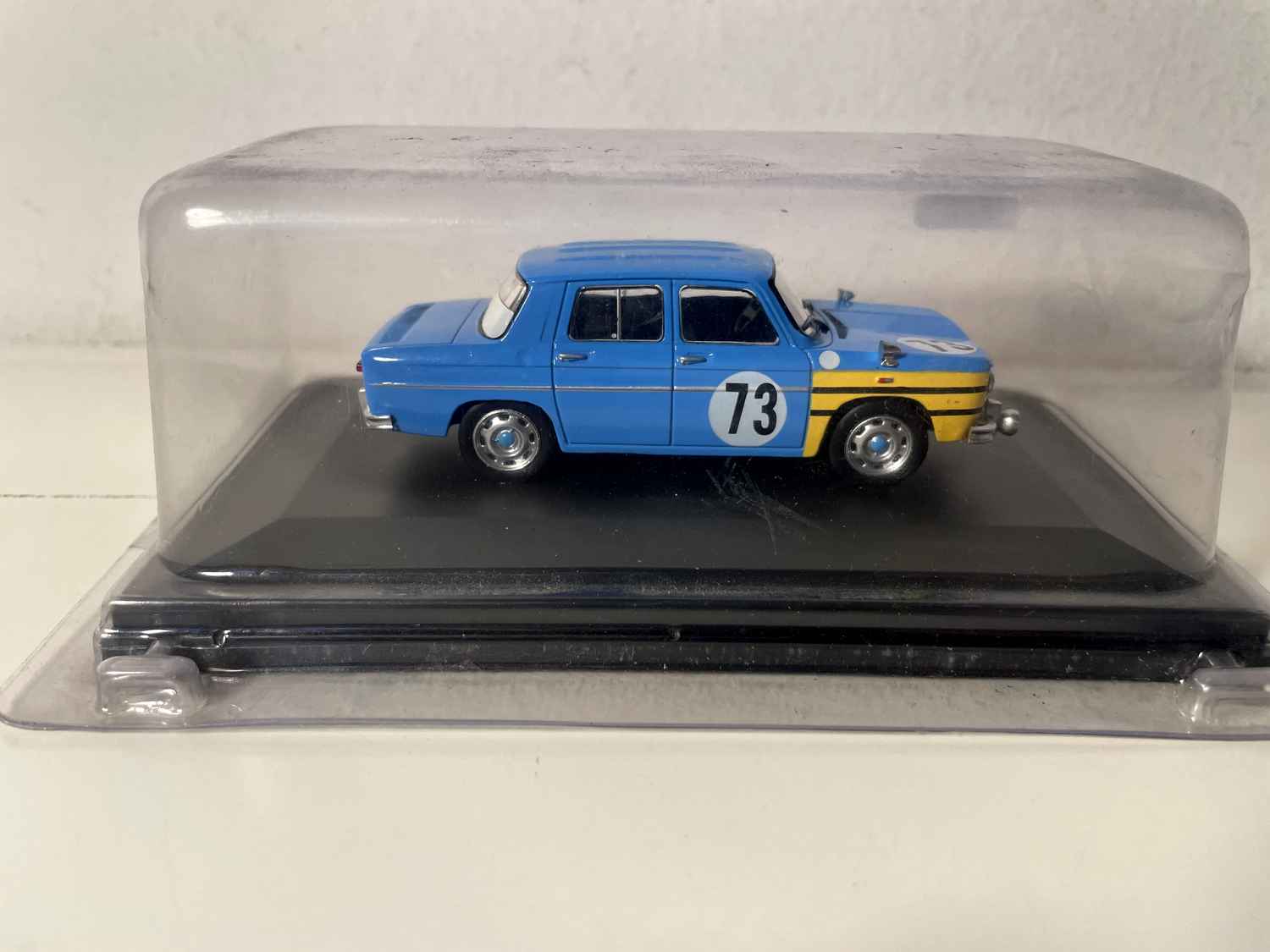 Niebieski Renault 8 Gordini z numerem 73 - 24 Hours of Spa 1966