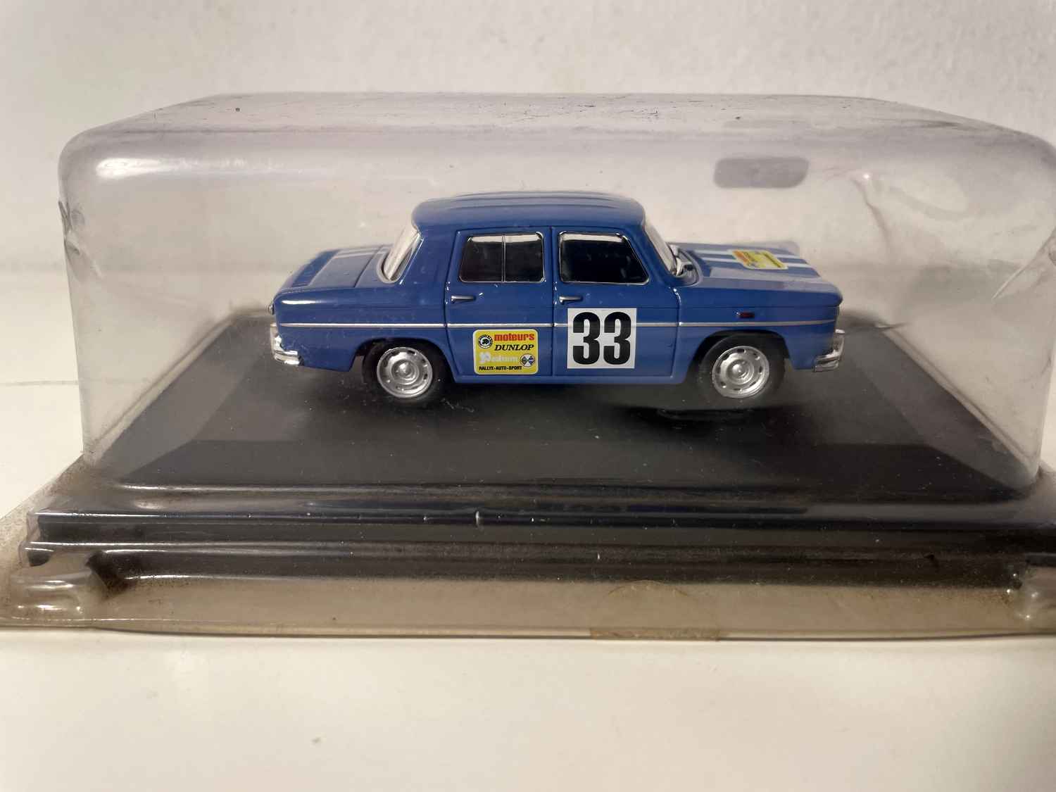 Niebieski Renault 8 Gordini z numerem 33 - Pau 1968 (w blistrze)