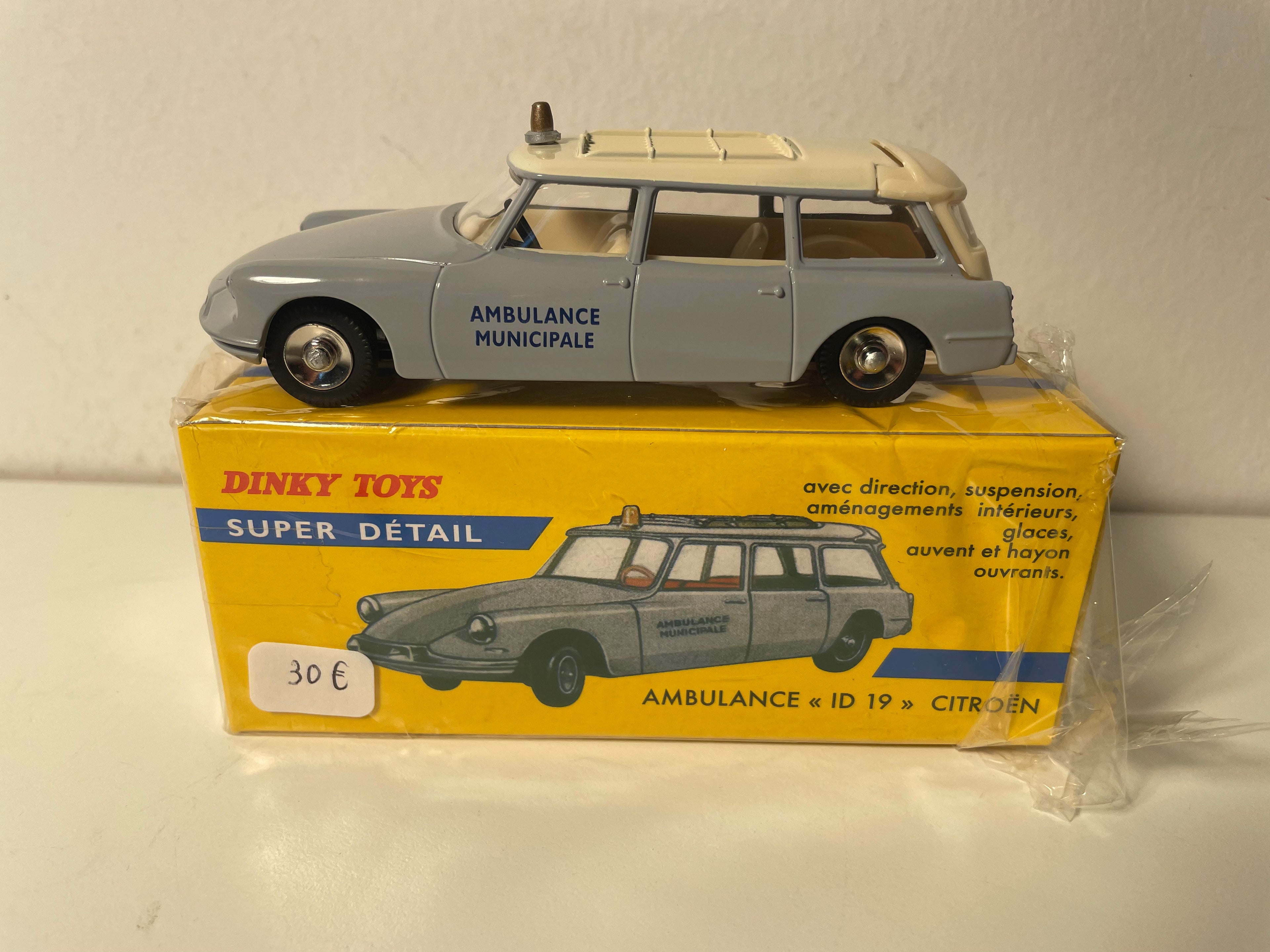 Citroën ID 19 grau und beige Dach AMBULANCE Dinky-Toys (Atlas Ausgaben) - N°556