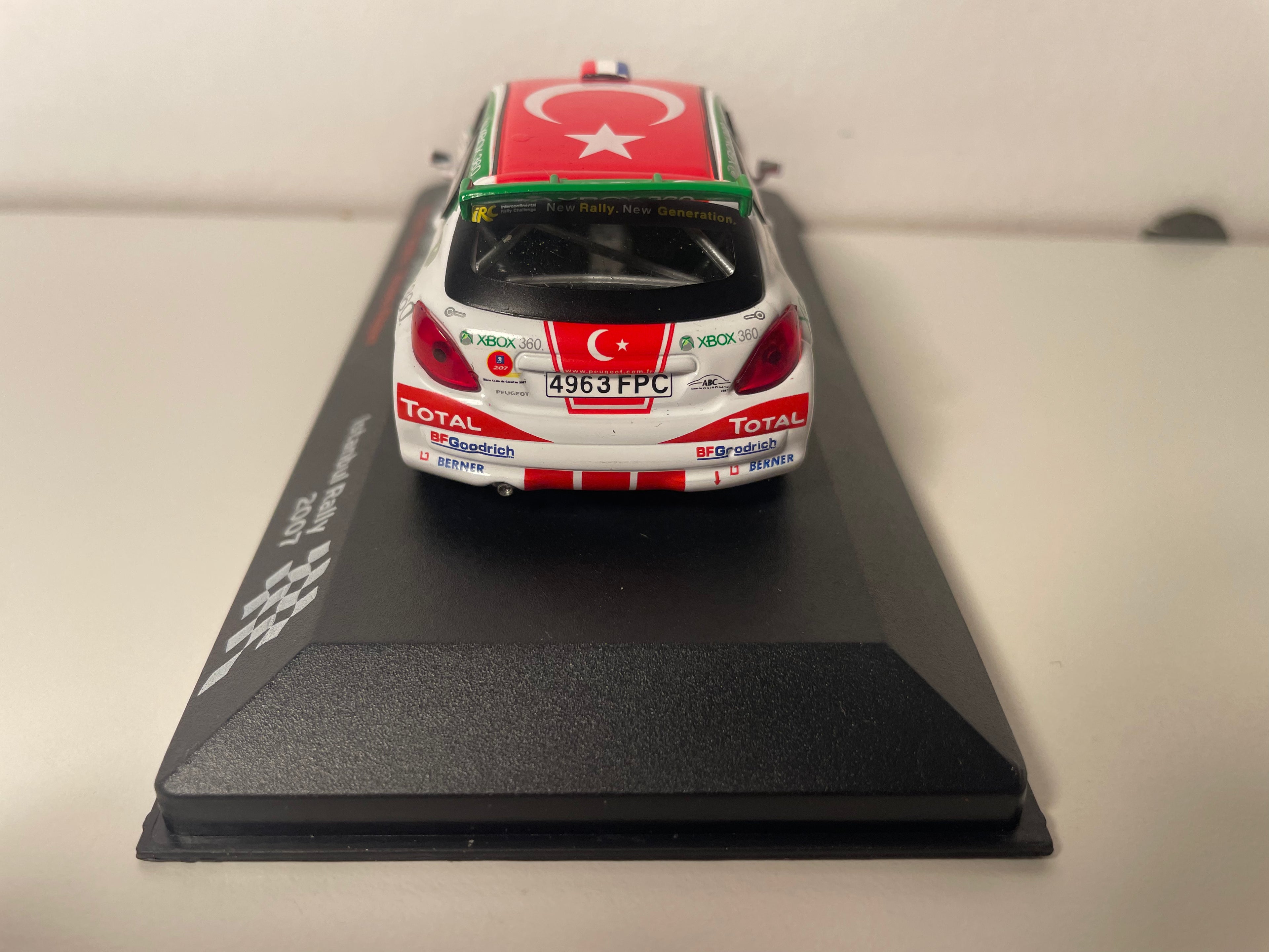 Peugeot 207 S2000 branca, vermelha e verde número 10 - rally de Istambul 2007