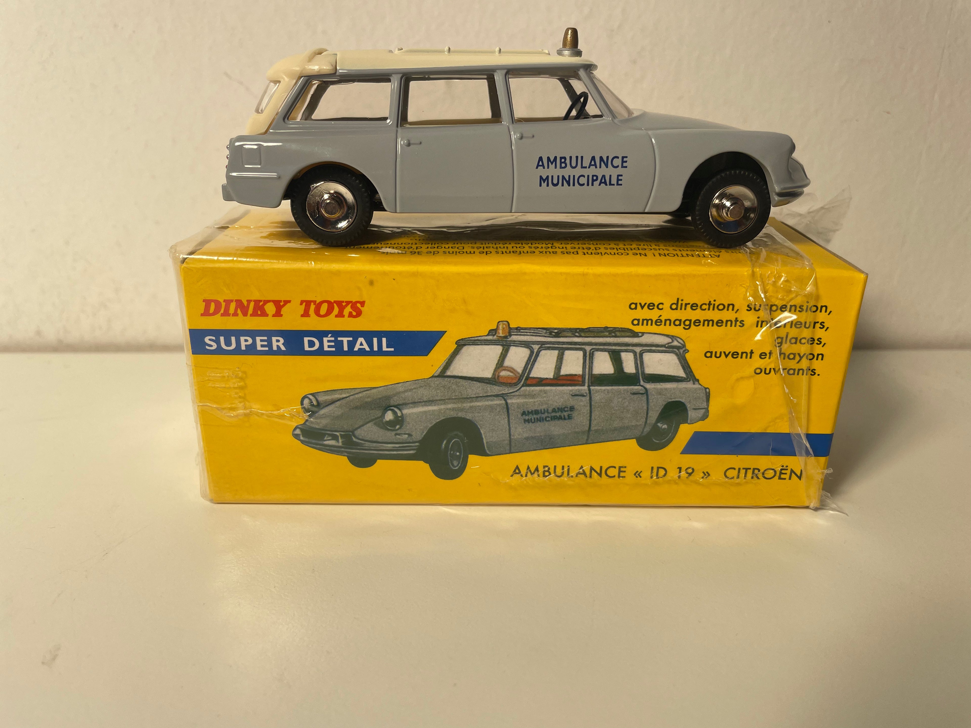Citroën ID 19 grau und beige Dach AMBULANCE Dinky-Toys (Atlas Ausgaben) - N°556