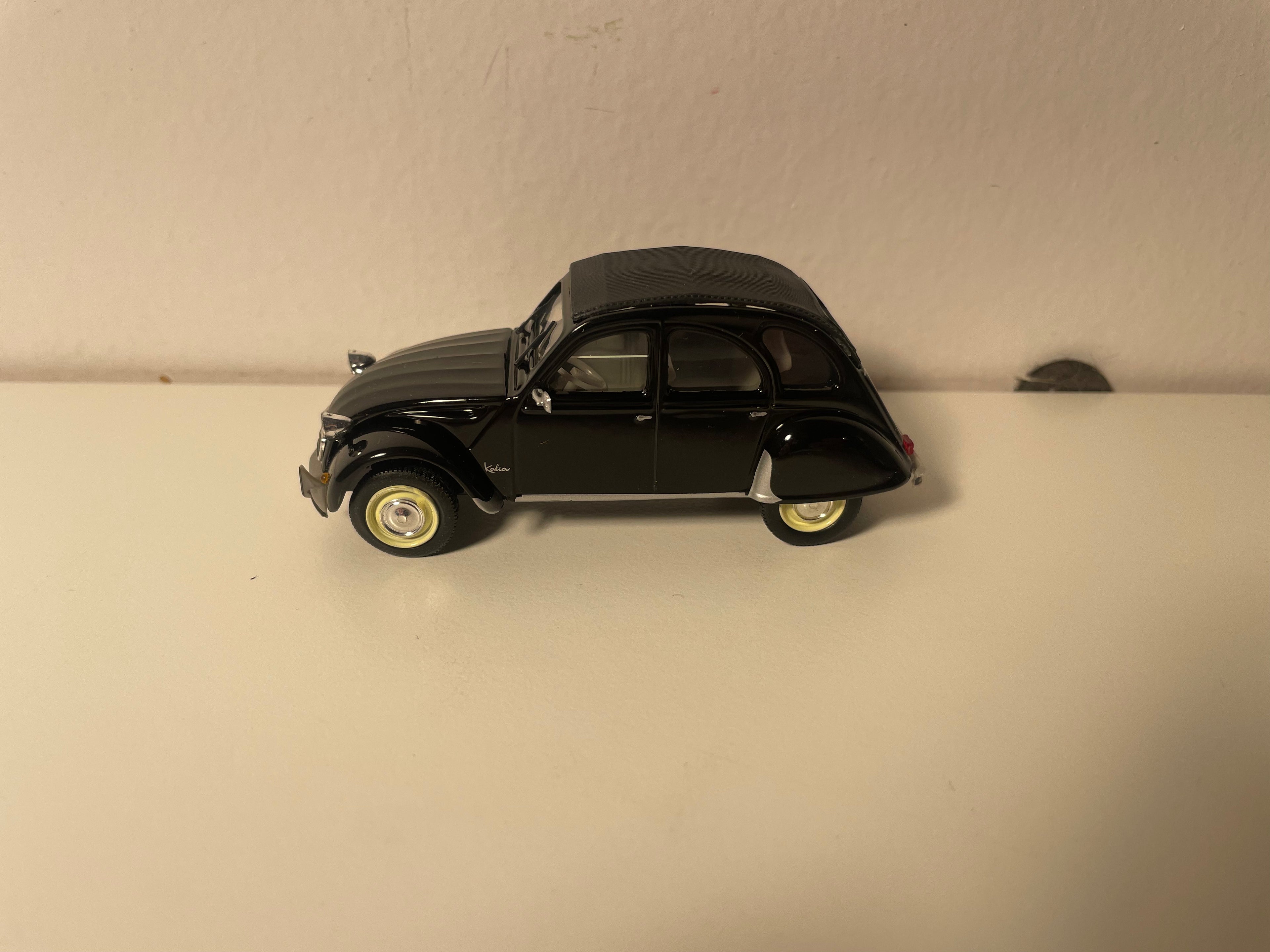 Citroën 2 CV 6 noire avec jantes jaunes - Norev (sous blister)