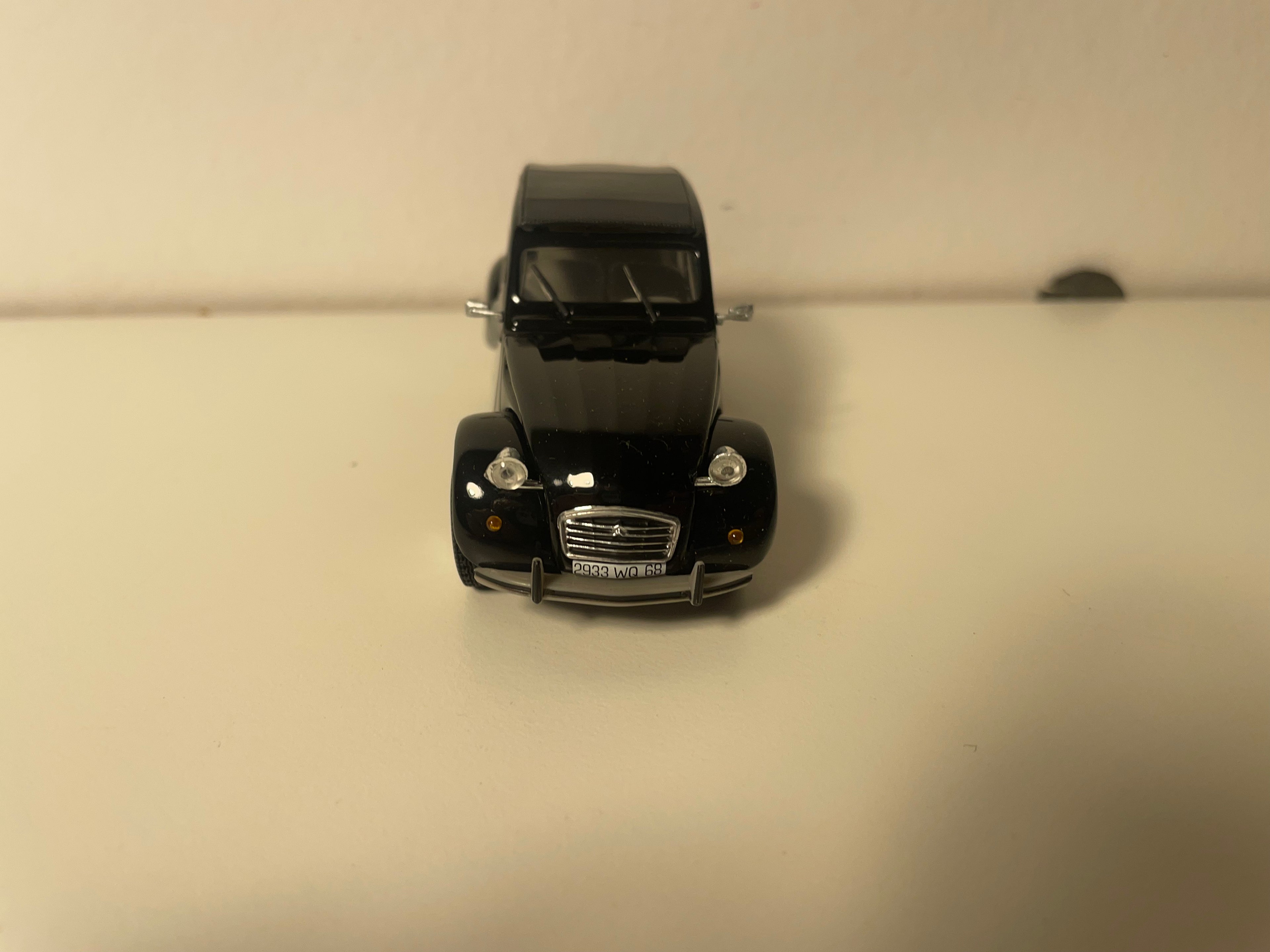 Citroën 2 CV 6 noire avec jantes jaunes - Norev (sous blister)