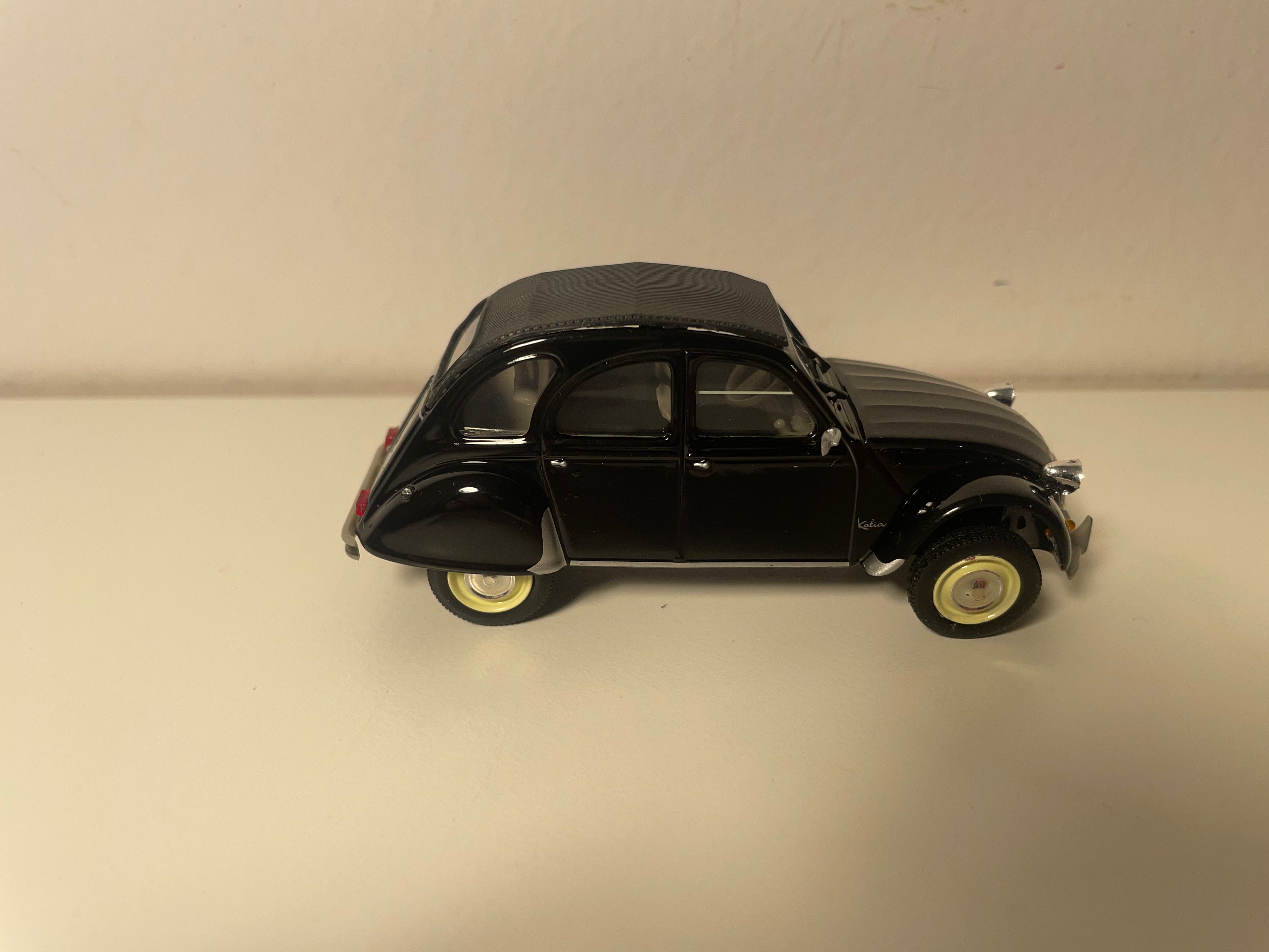 Citroën 2 CV 6 noire avec jantes jaunes - Norev (sous blister)