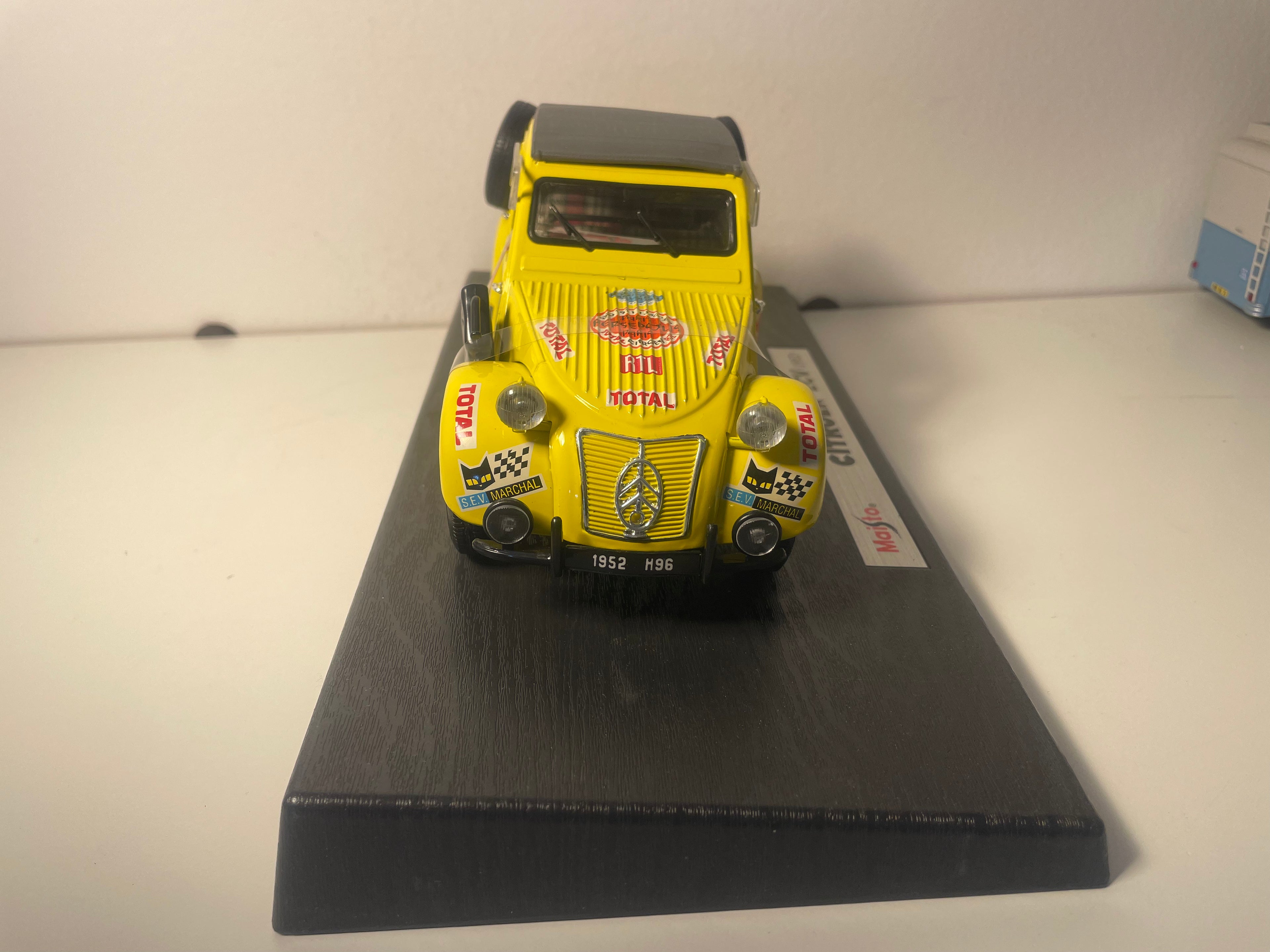 Citroën 2 CV giel vun 1952 - MAISTO (Maßstab: 1/18)