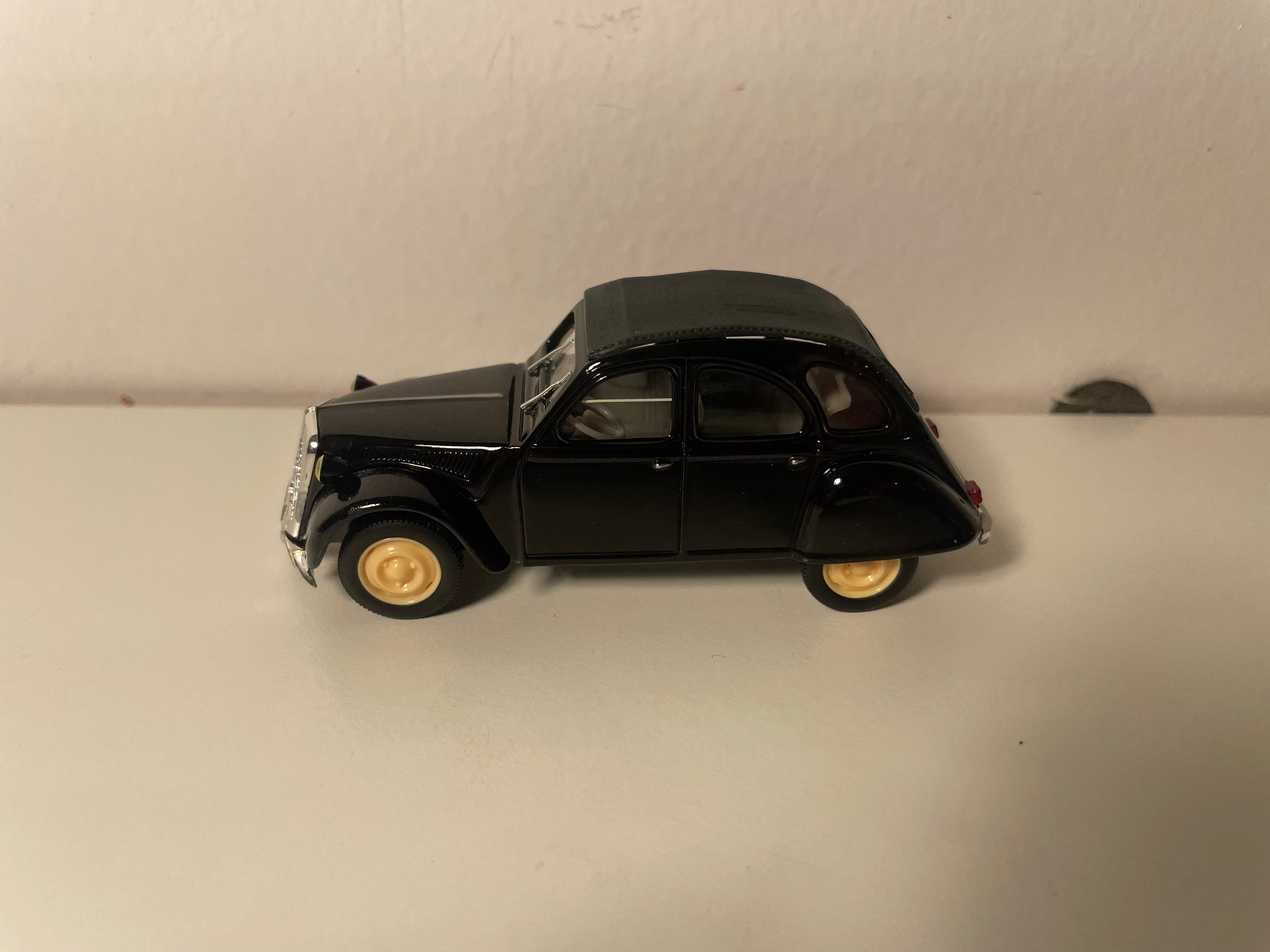 Citroën 2 CV 6 noire avec nez avant de Traction - Norev (sous blister)