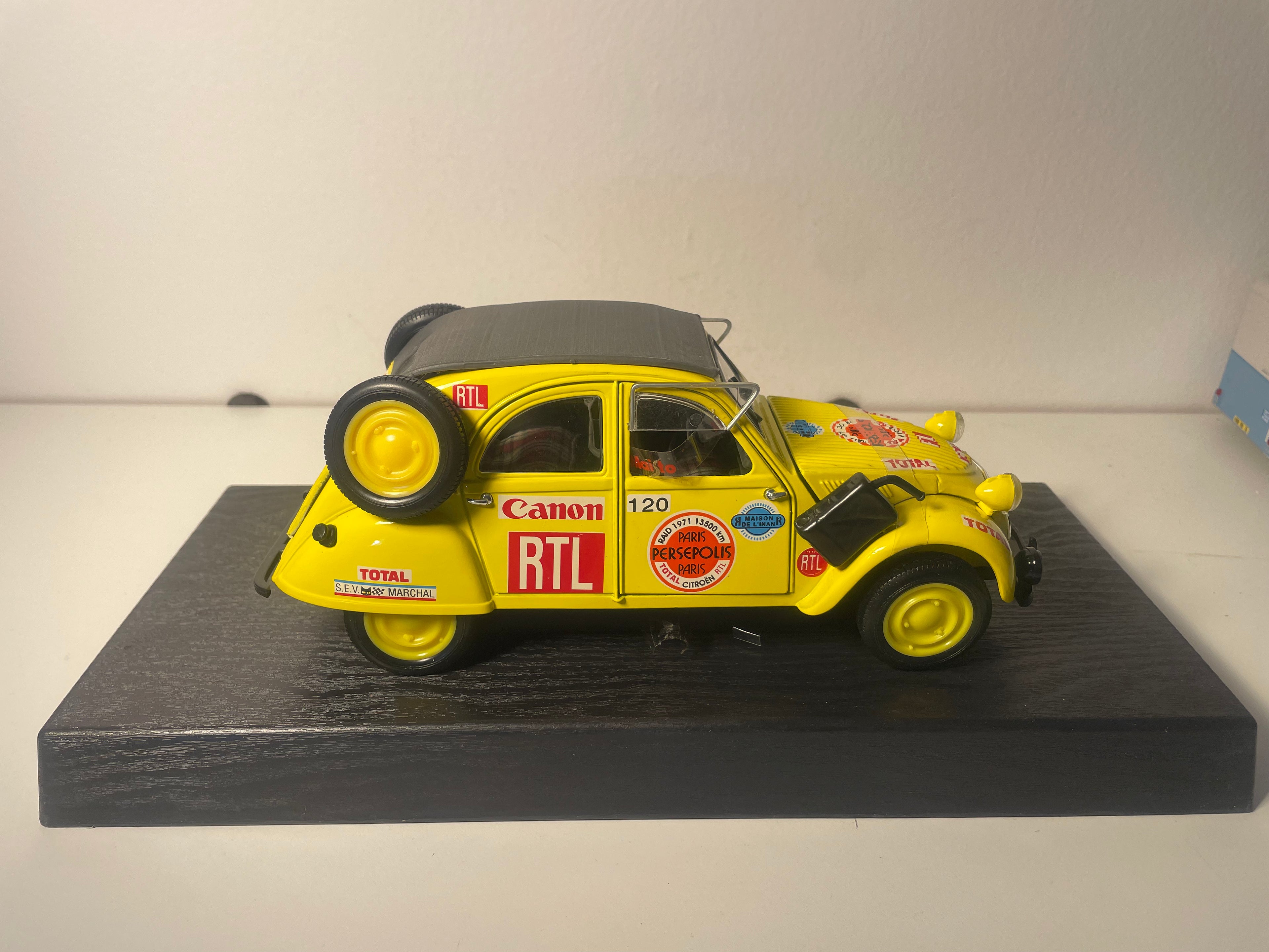 Citroën 2 CV giel vun 1952 - MAISTO (Maßstab: 1/18)