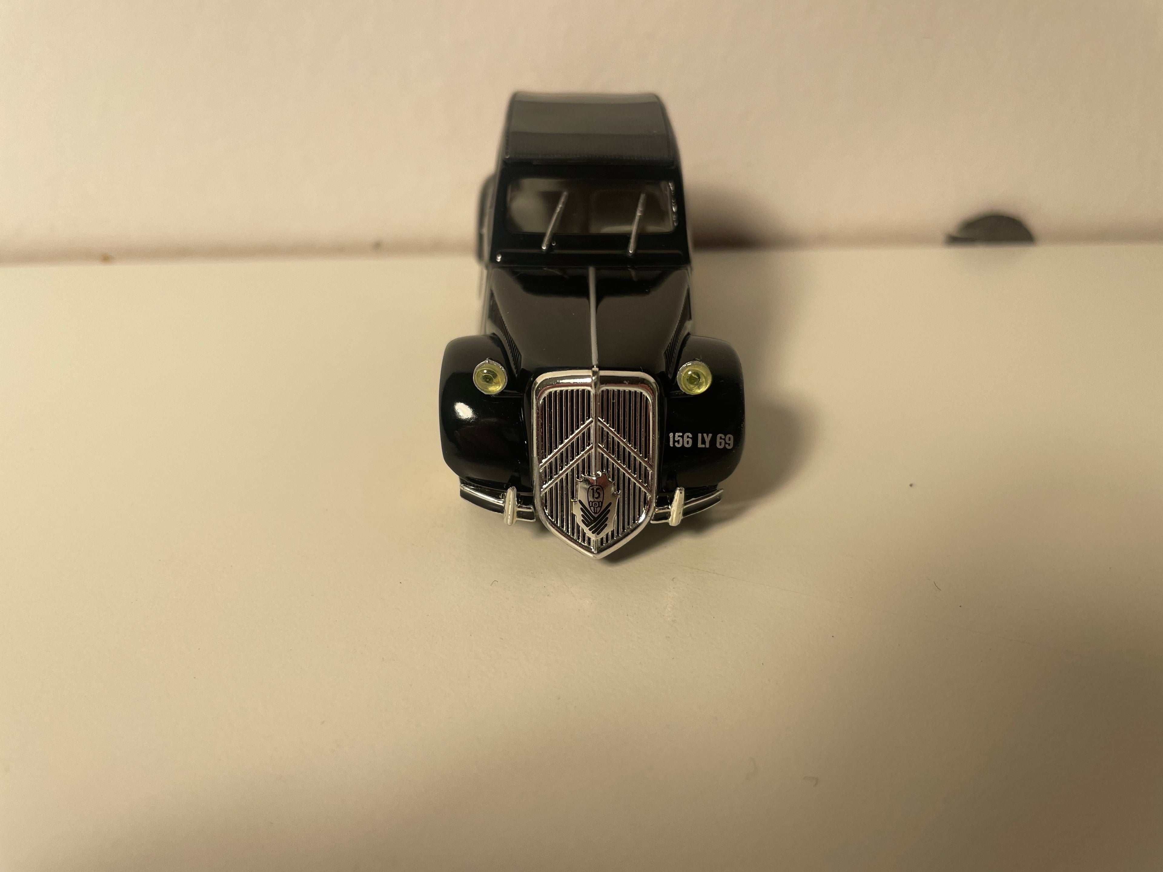 Citroën 2 CV 6 noire avec nez avant de Traction - Norev (sous blister)