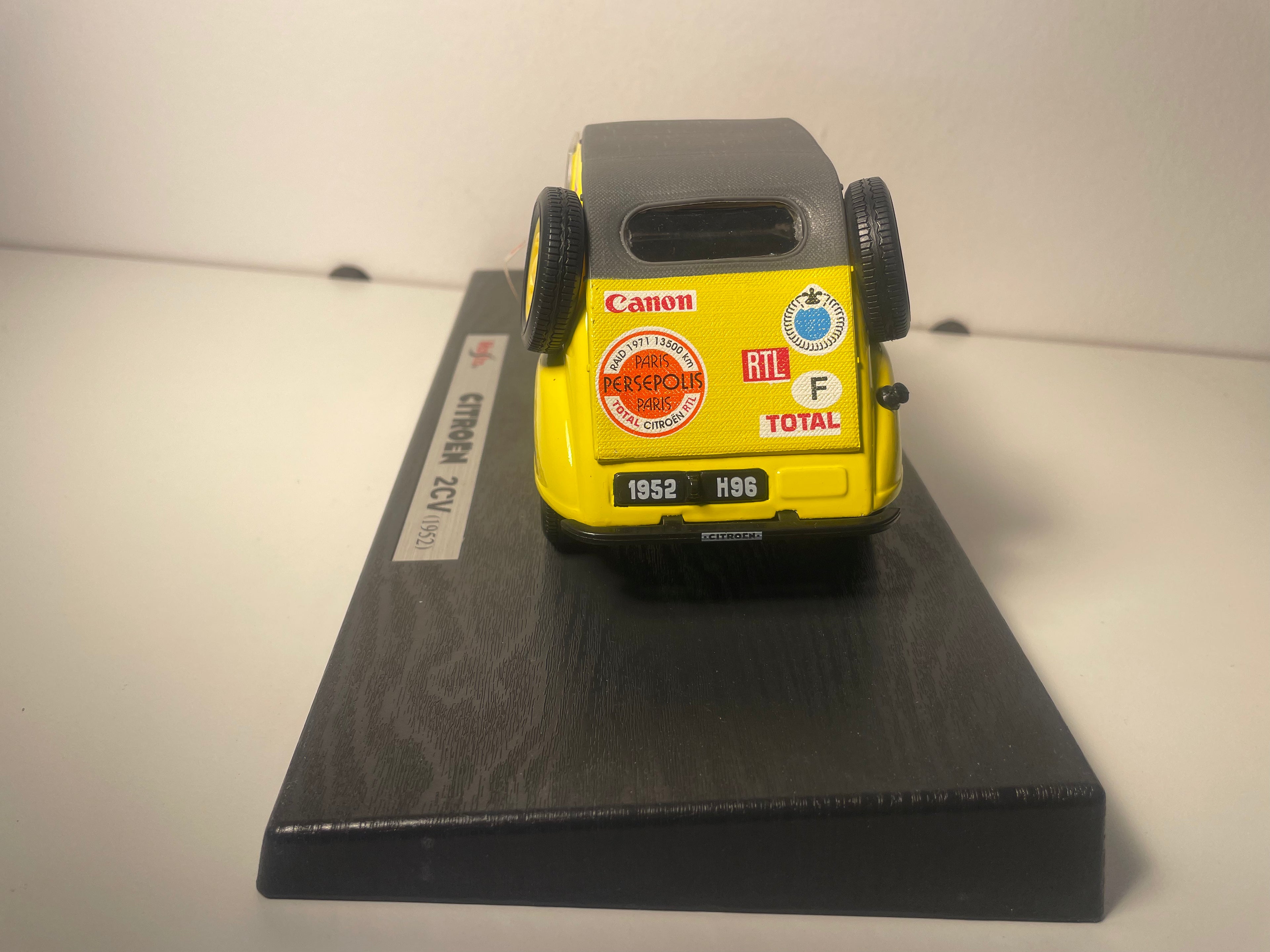 Citroën 2 CV giel vun 1952 - MAISTO (Maßstab: 1/18)
