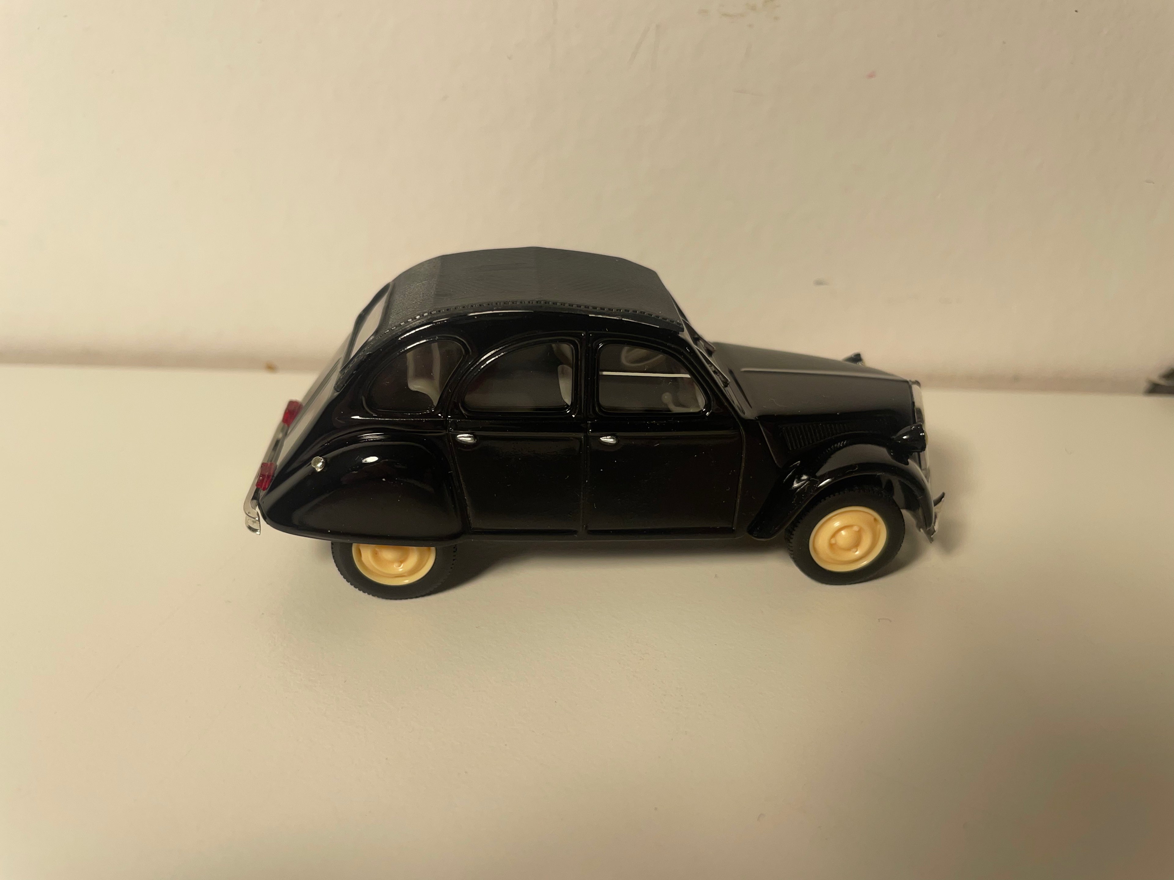 Citroën 2 CV 6 noire avec nez avant de Traction - Norev (sous blister)