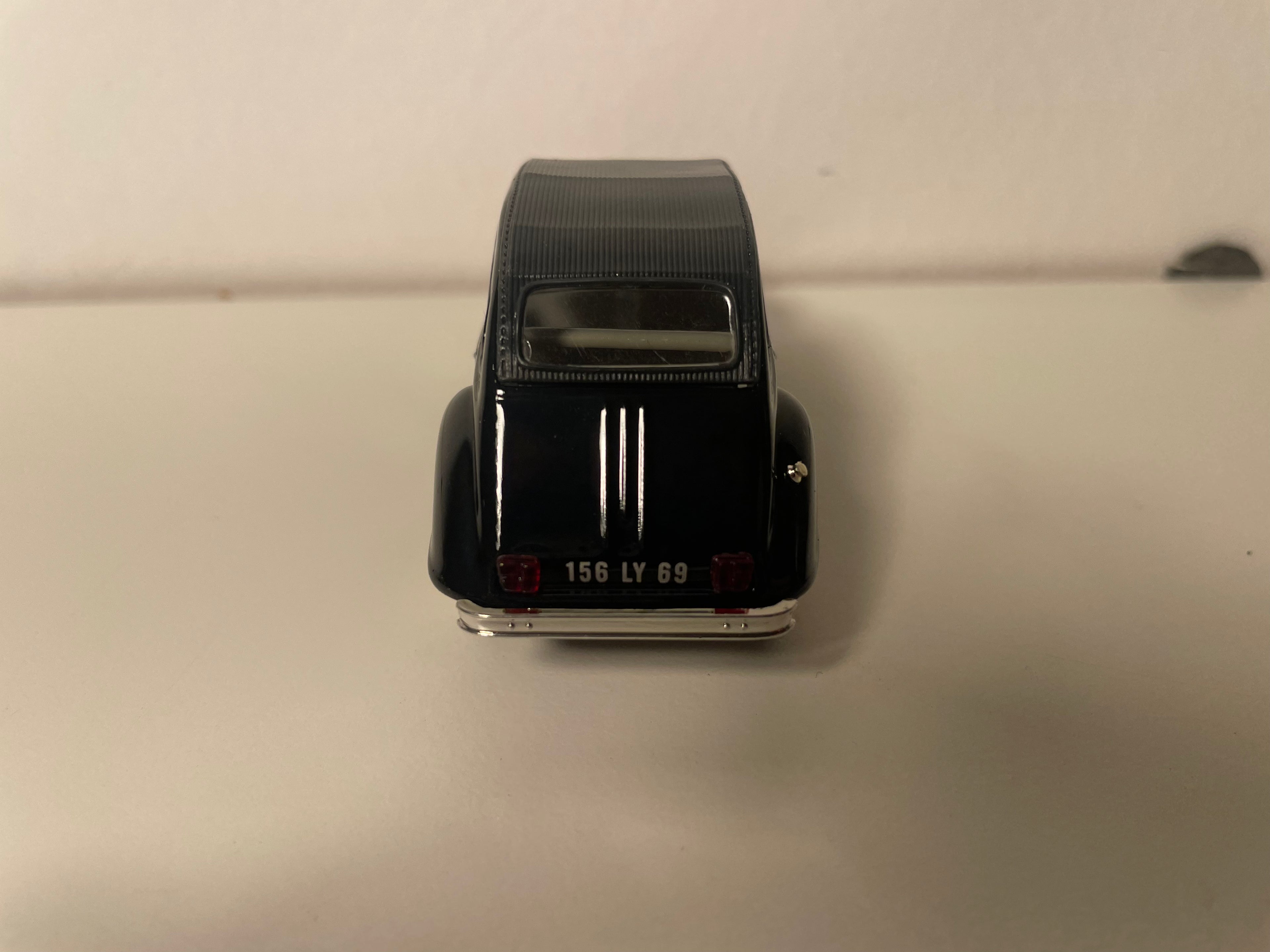 Citroën 2 CV 6 noire avec nez avant de Traction - Norev (sous blister)