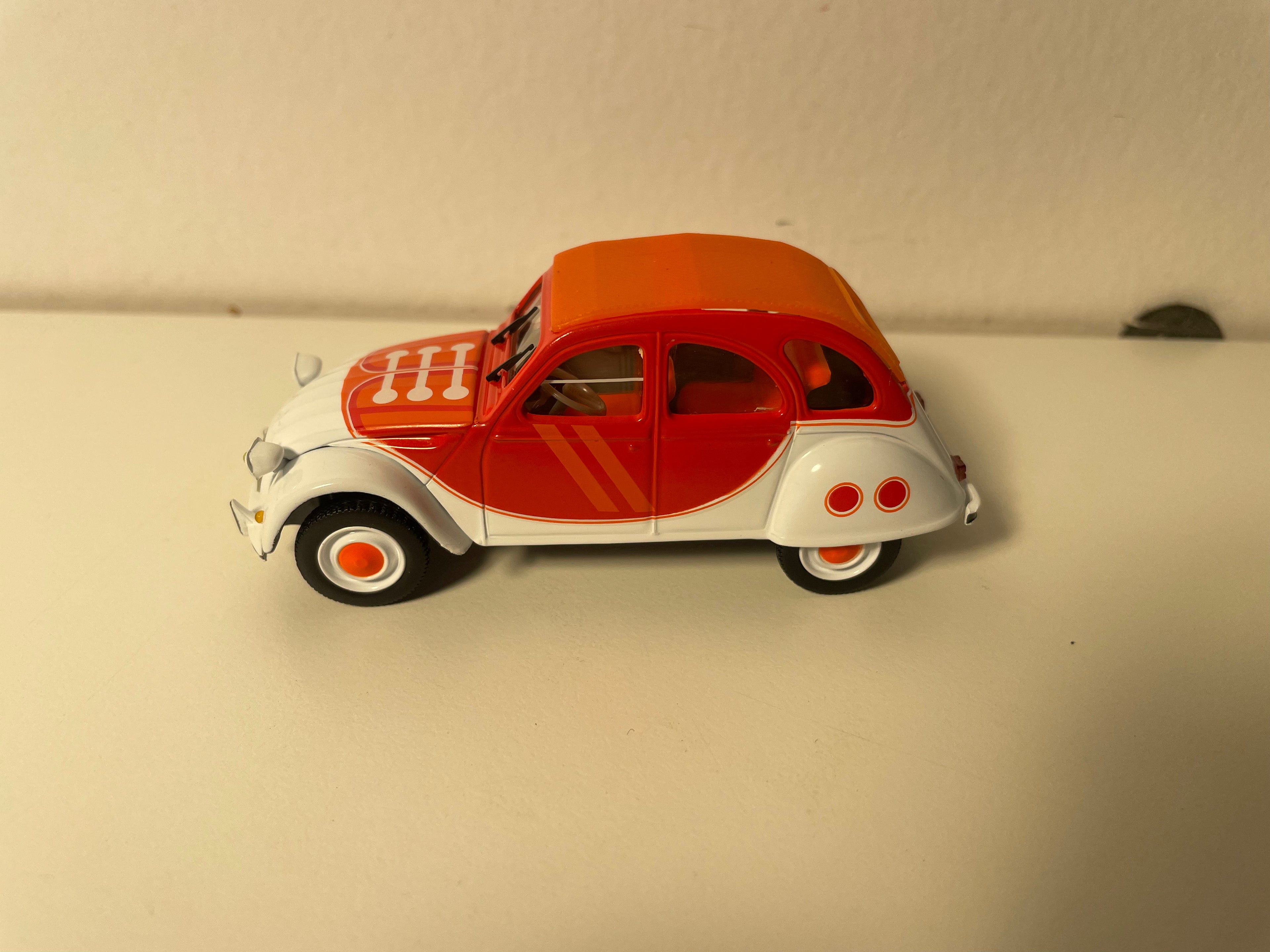 Citroën 2 CV 6 orange et blanche (avec dessin de lacet sur le capot) - Norev (sous blister)