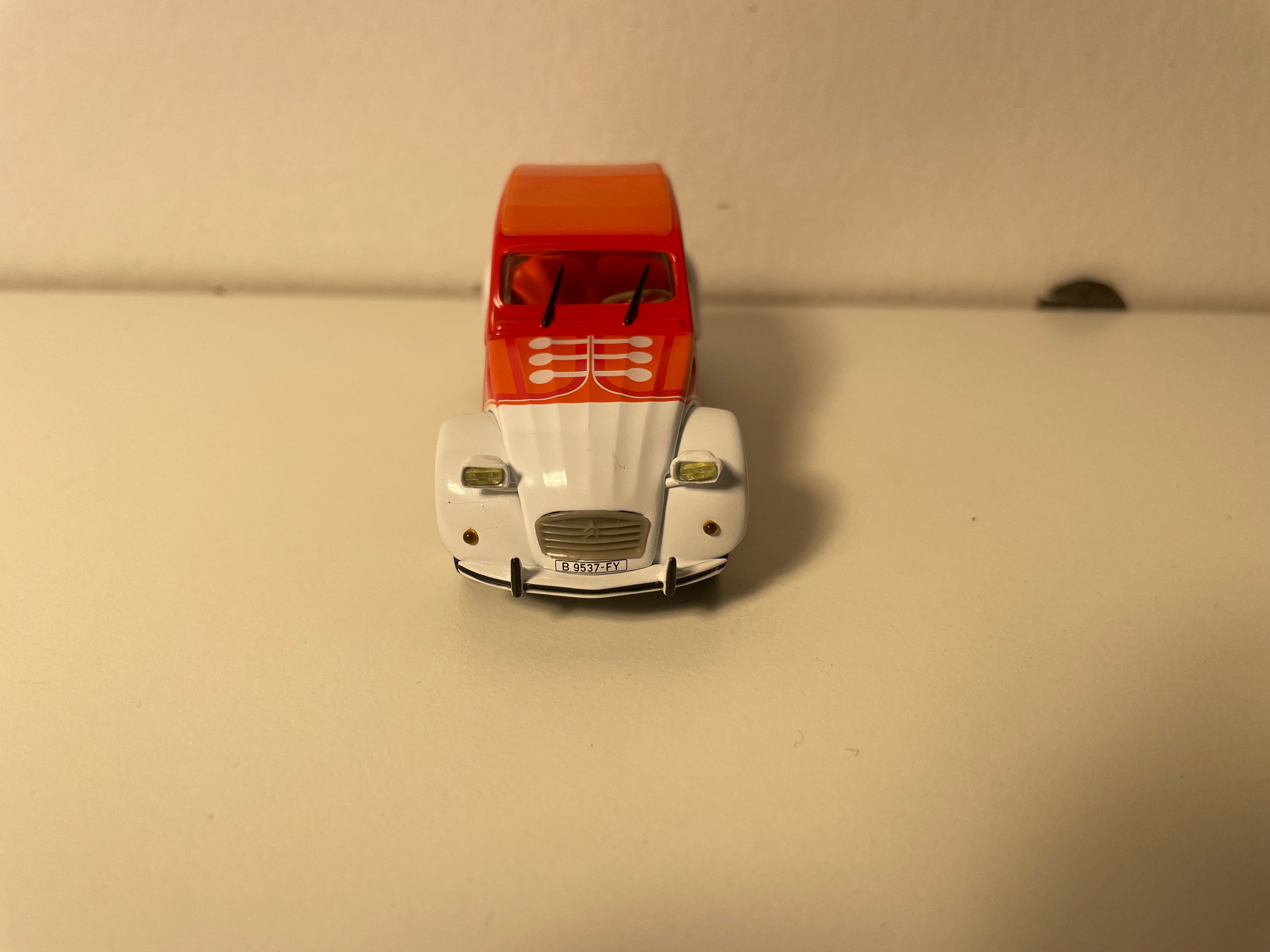 Citroën 2 CV 6 orange et blanche (avec dessin de lacet sur le capot) - Norev (sous blister)