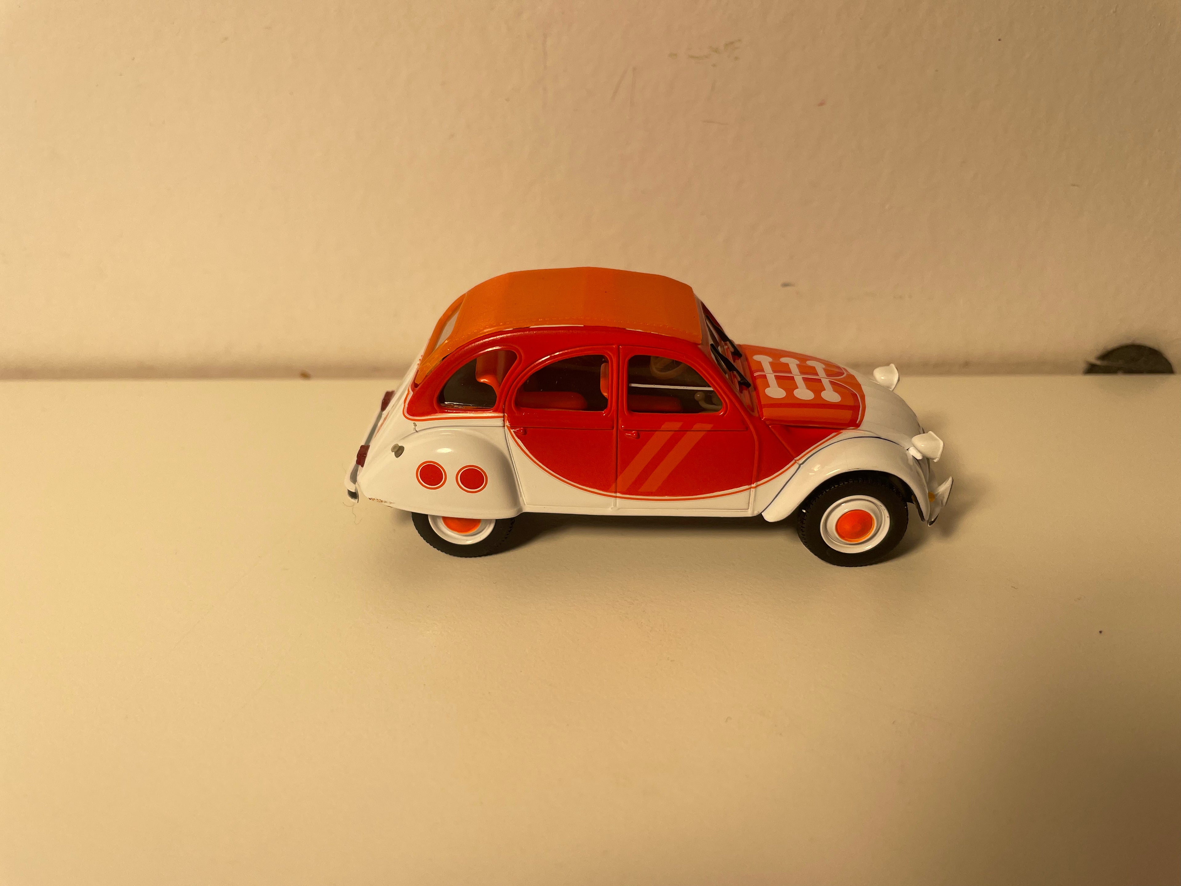 Citroën 2 CV 6 orange et blanche (avec dessin de lacet sur le capot) - Norev (sous blister)