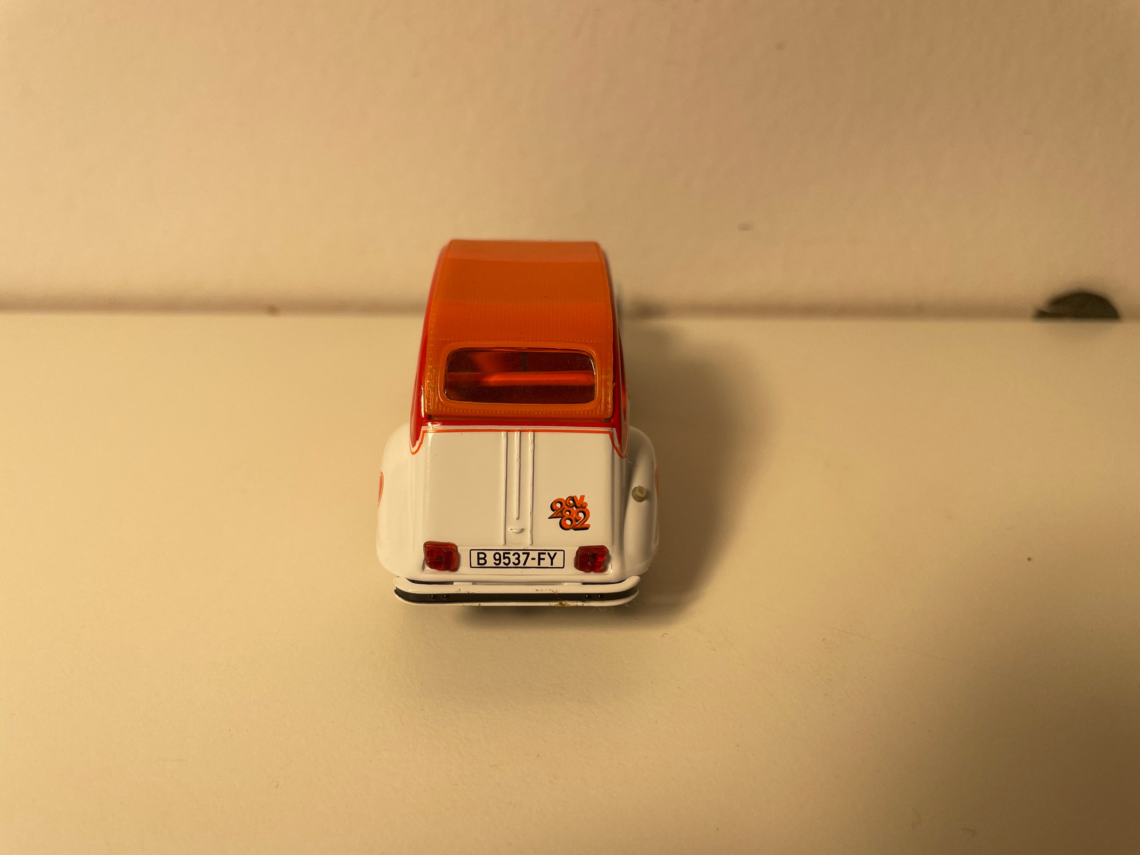 Citroën 2 CV 6 orange et blanche (avec dessin de lacet sur le capot) - Norev (sous blister)