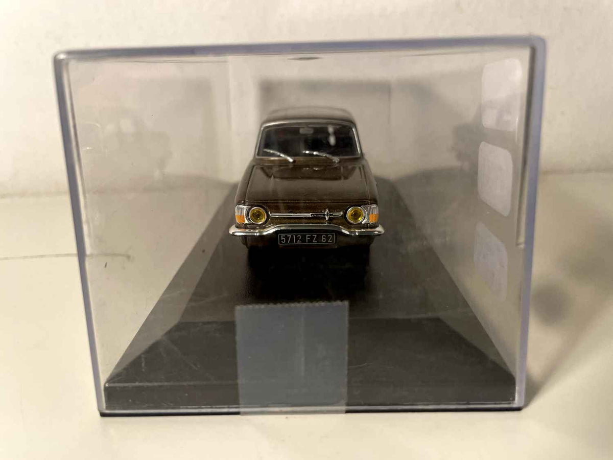 Renault 10 Brown aus dem Jahr 1968 (Auto auf der Basis hinzugefügt)