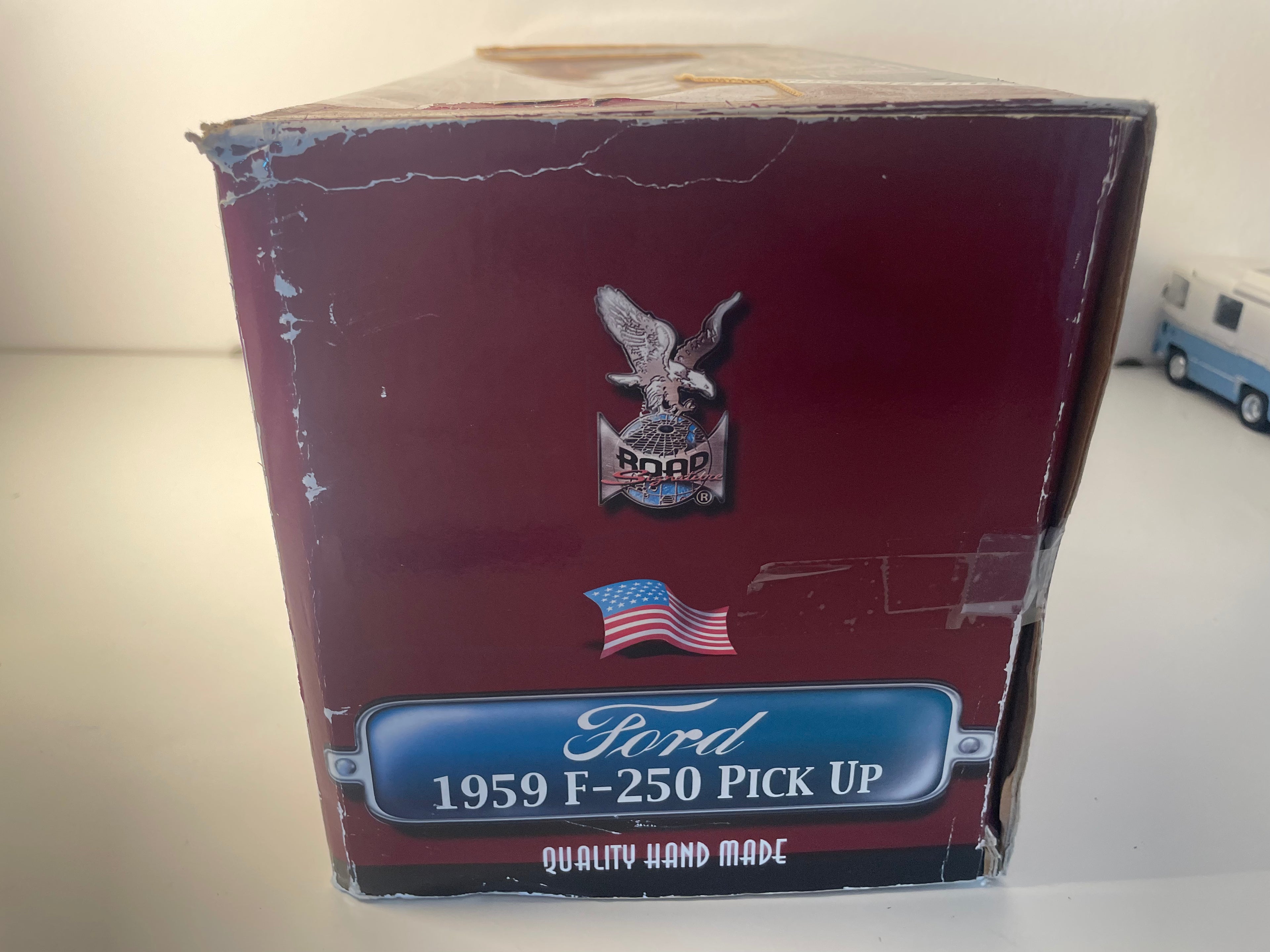 Ford pick-up F-250 de 1959 transporteur de bières de la marque Samuel Adams (voiture américaine) - Echelle: 1/18ème