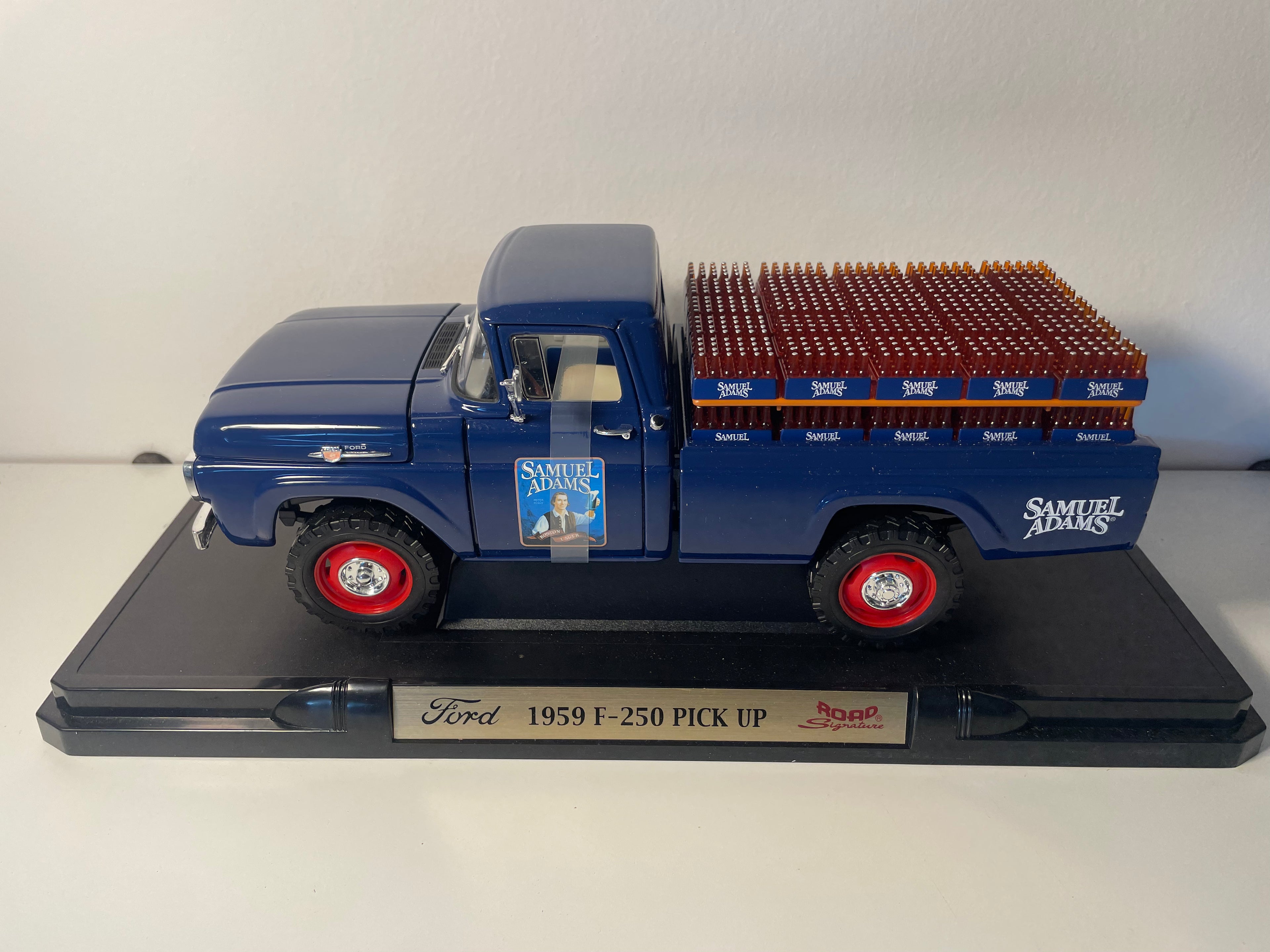 Ford pick-up F-250 de 1959 transporteur de bières de la marque Samuel Adams (voiture américaine) - Echelle: 1/18ème
