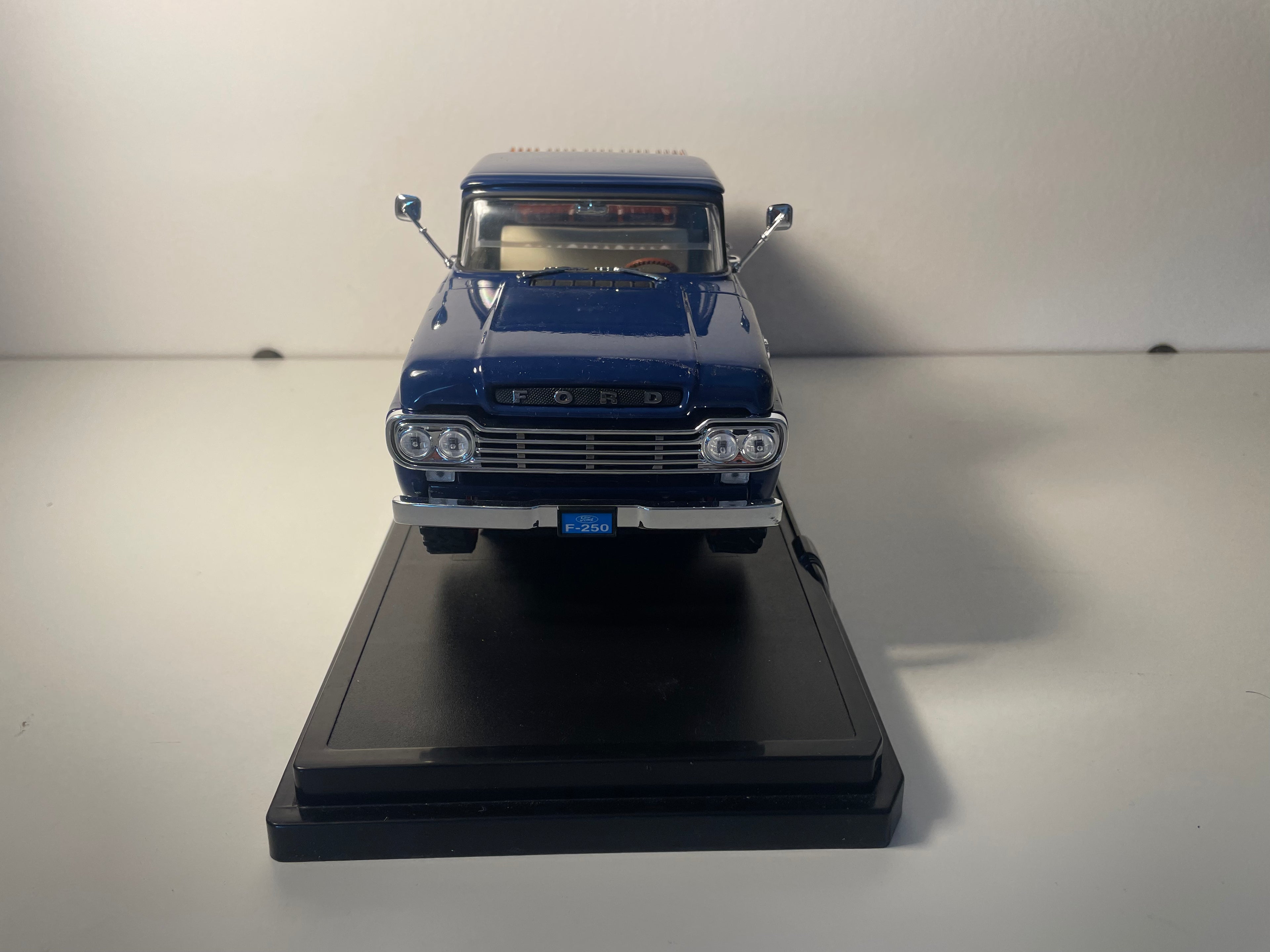 Ford pick-up F-250 de 1959 transporteur de bières de la marque Samuel Adams (voiture américaine) - Echelle: 1/18ème