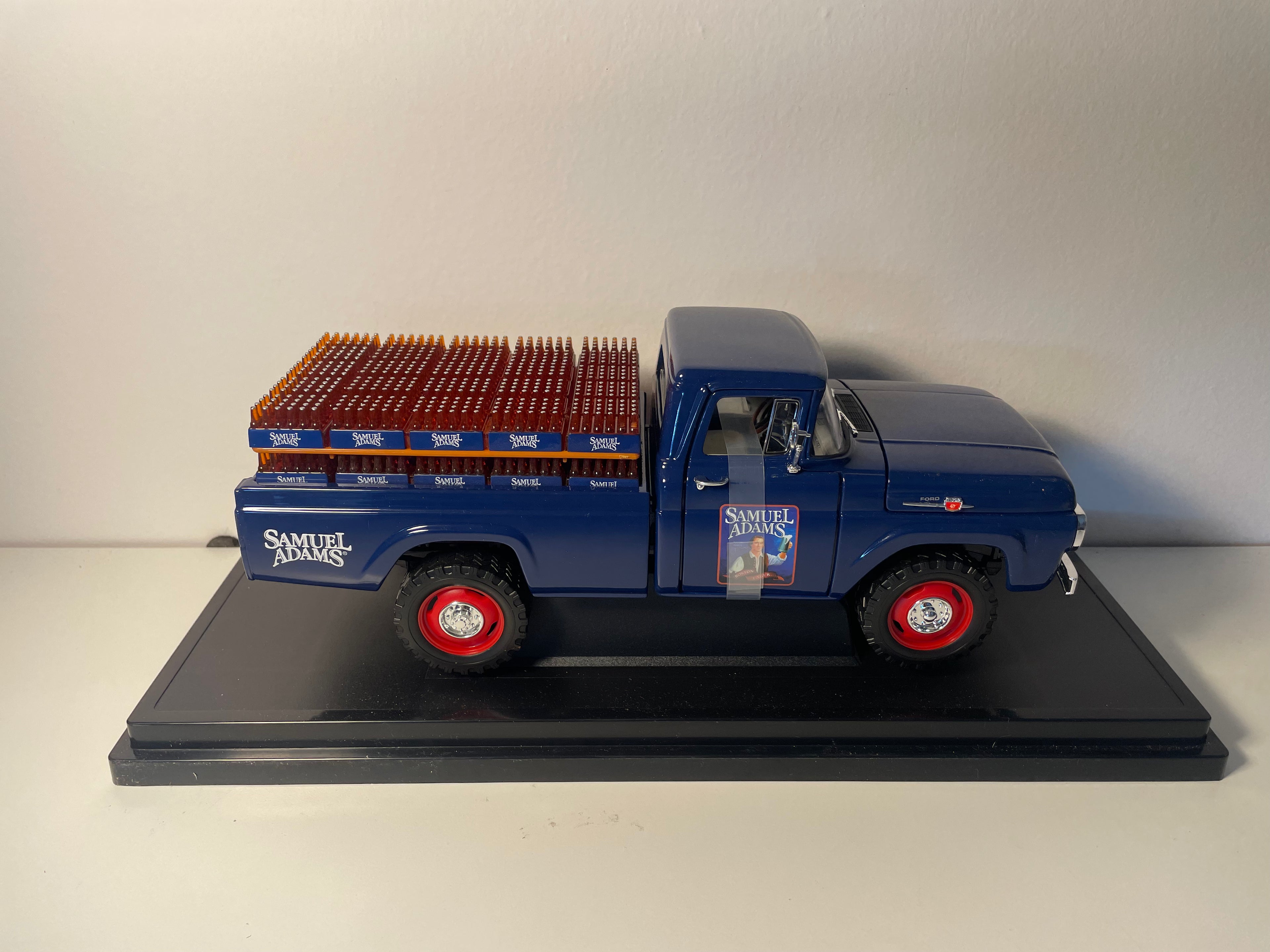 Ford pick-up F-250 de 1959 transporteur de bières de la marque Samuel Adams (voiture américaine) - Echelle: 1/18ème