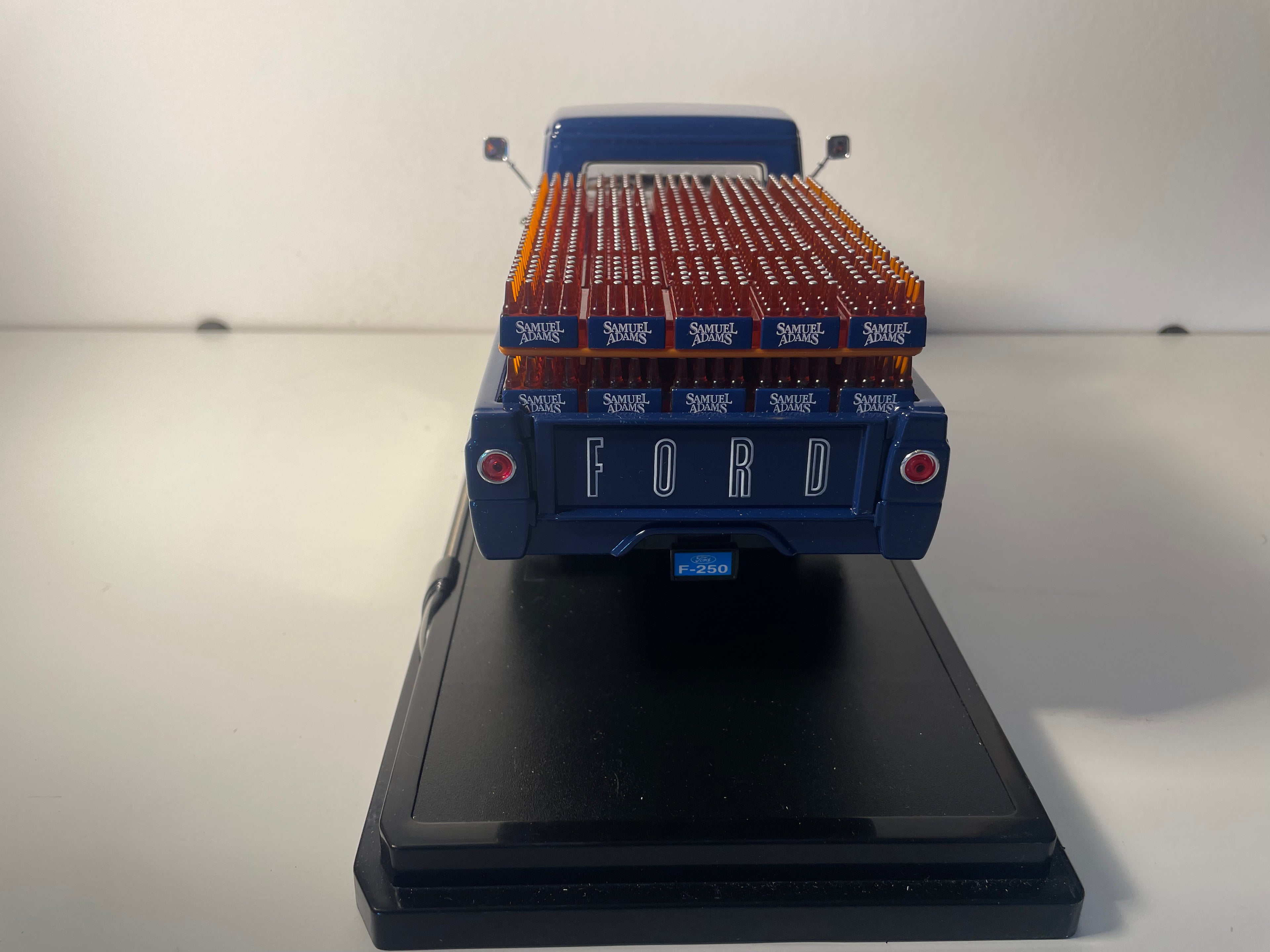 Ford pick-up F-250 de 1959 transporteur de bières de la marque Samuel Adams (voiture américaine) - Echelle: 1/18ème