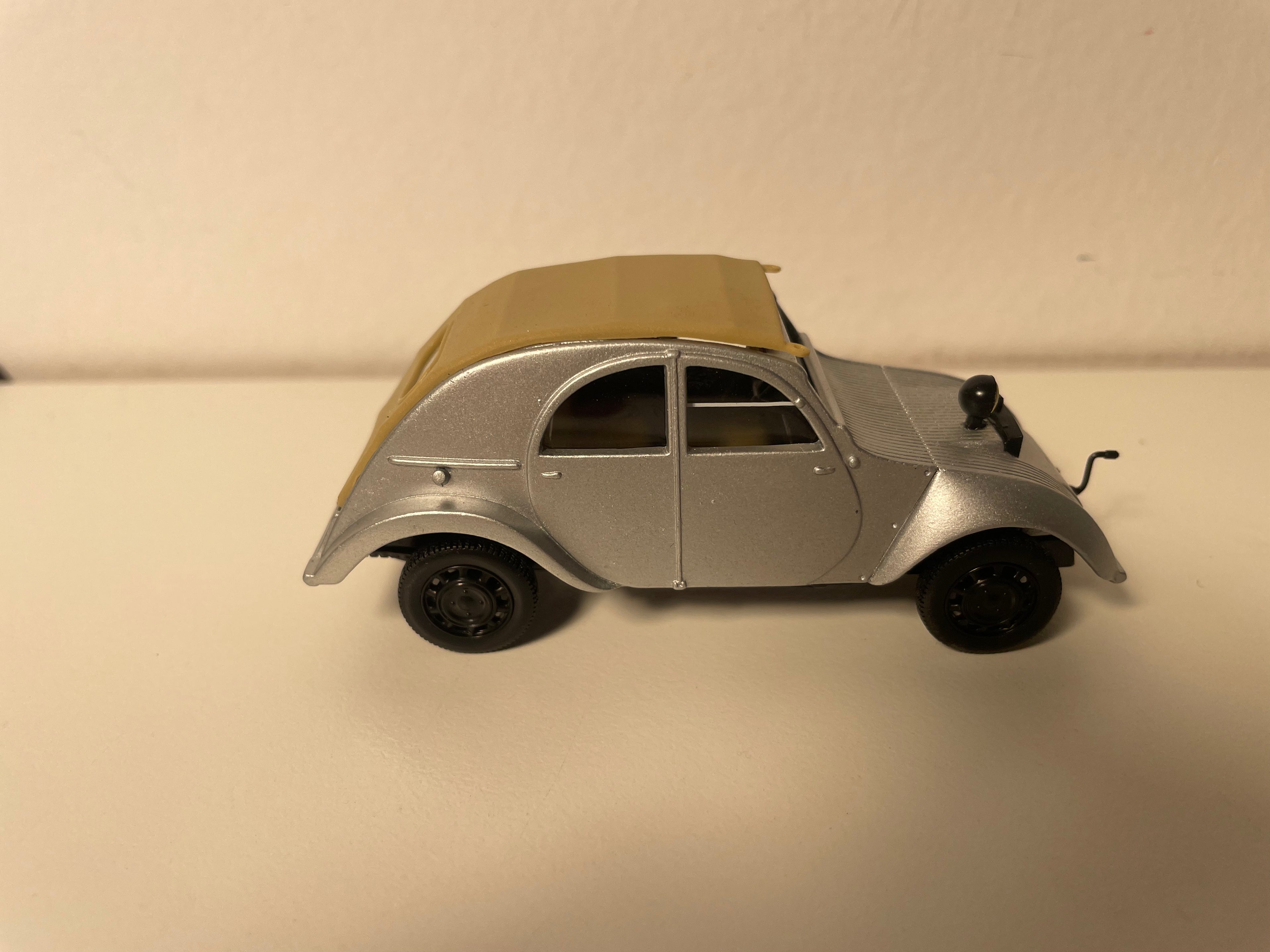 Citroën 2 CV Prototyp Terrasson grau mit beigem Dach - Norev (unter Blister)