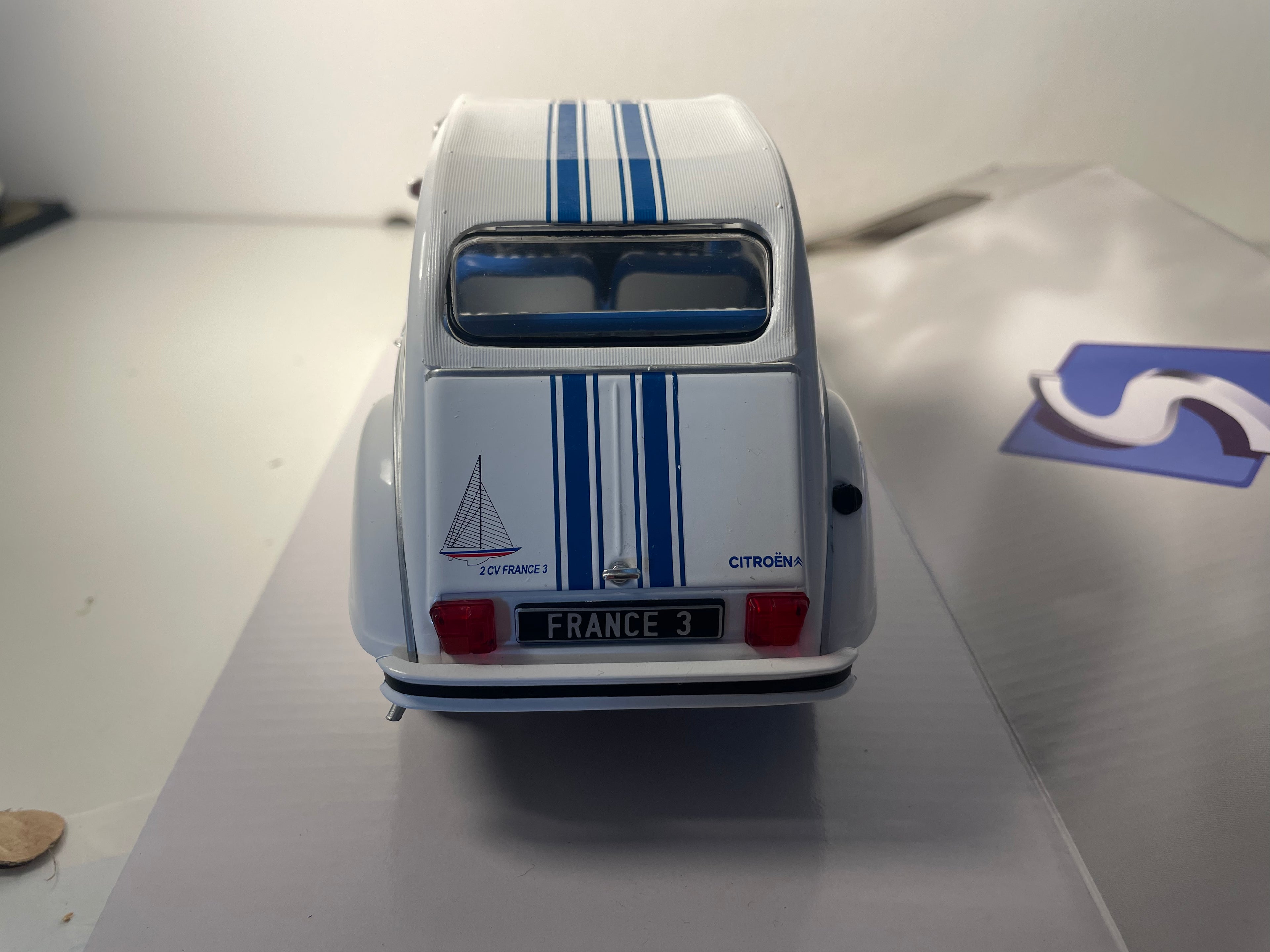 Citroën 2 CV 6 FRANCE 3 blanche et bleue de 1983 - SOLIDO (échelle: 1/18ème)