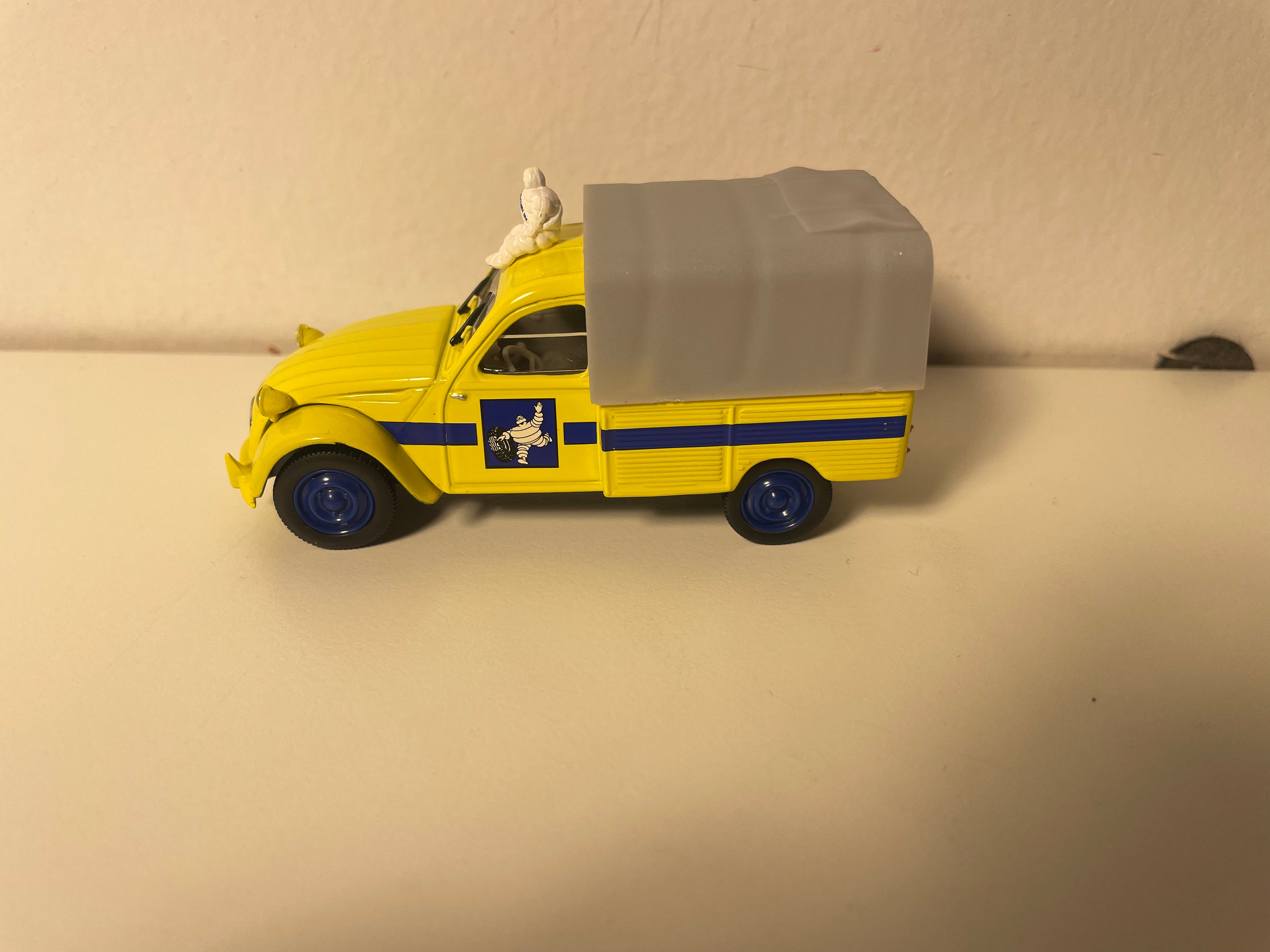 Citroën 2 CV Pick-up gelb mit grauem Planenaufbau MICHELIN - Norev (in Blister)