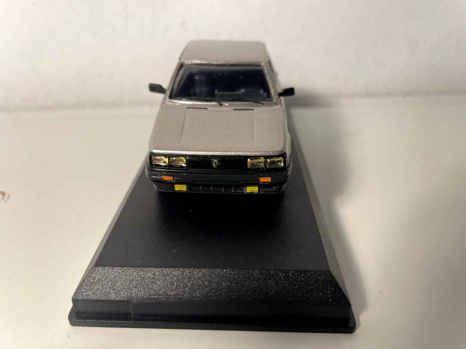 Renault 11 TSE szara berline 5 drzwiowa faza 1 (kolekcja Prestige)