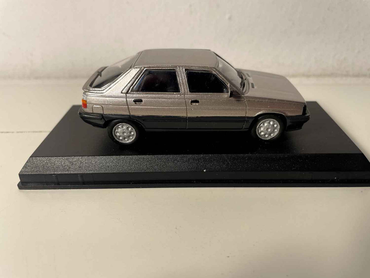 Renault 11 TSE szara berline 5 drzwiowa faza 1 (kolekcja Prestige)