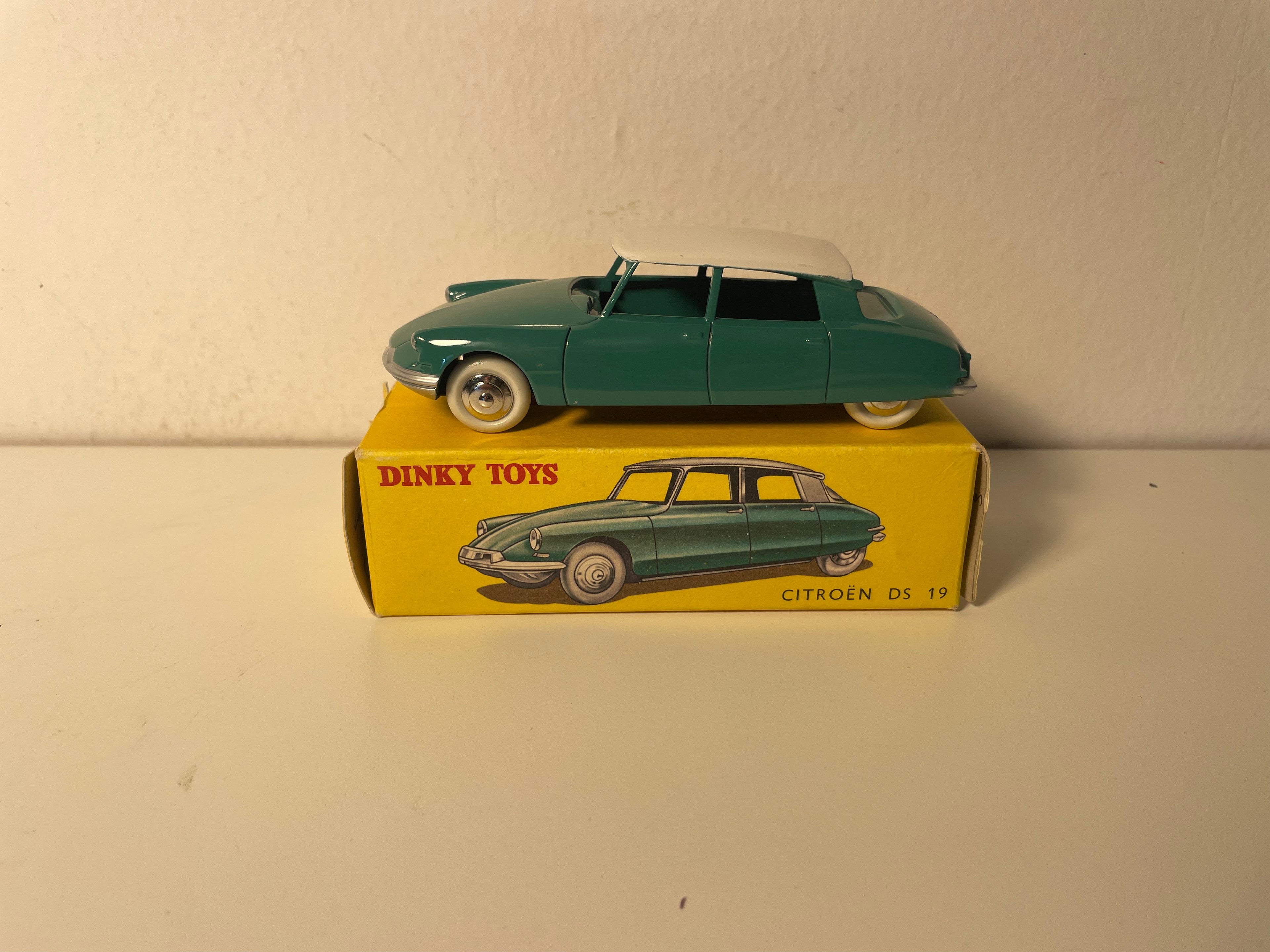Citroën DS gréng mat wäisse Däch Dinky-Toys (Atlas Ausgaben) - N°24 C