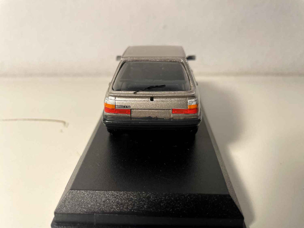Renault 11 TSE szara berline 5 drzwiowa faza 1 (kolekcja Prestige)