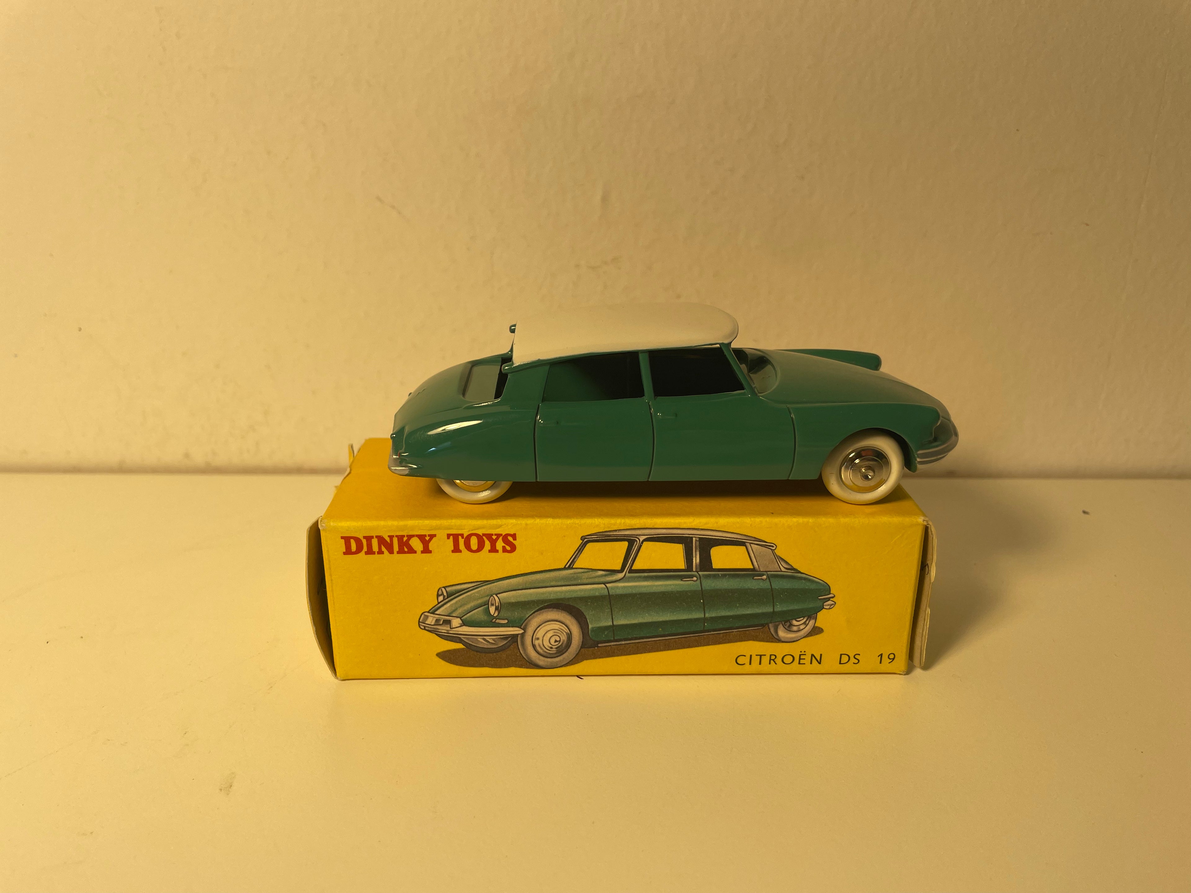Citroën DS gréng mat wäisse Däch Dinky-Toys (Atlas Ausgaben) - N°24 C