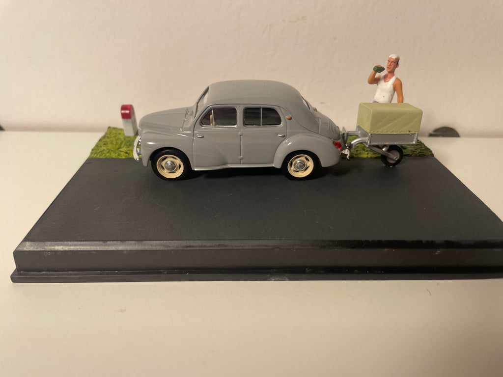 Szary Renault 4 CV z przyczepą - La Nationale 7 - The Blue Route