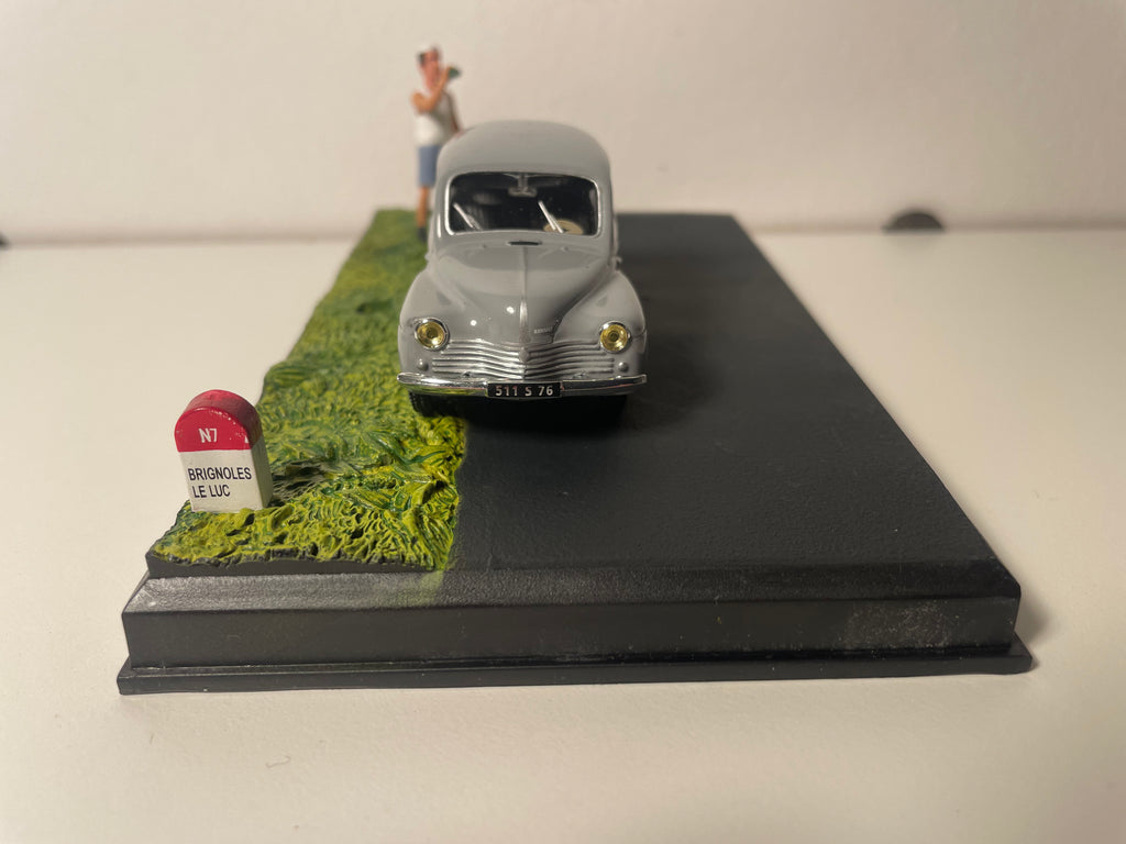 Szary Renault 4 CV z przyczepą - La Nationale 7 - The Blue Route