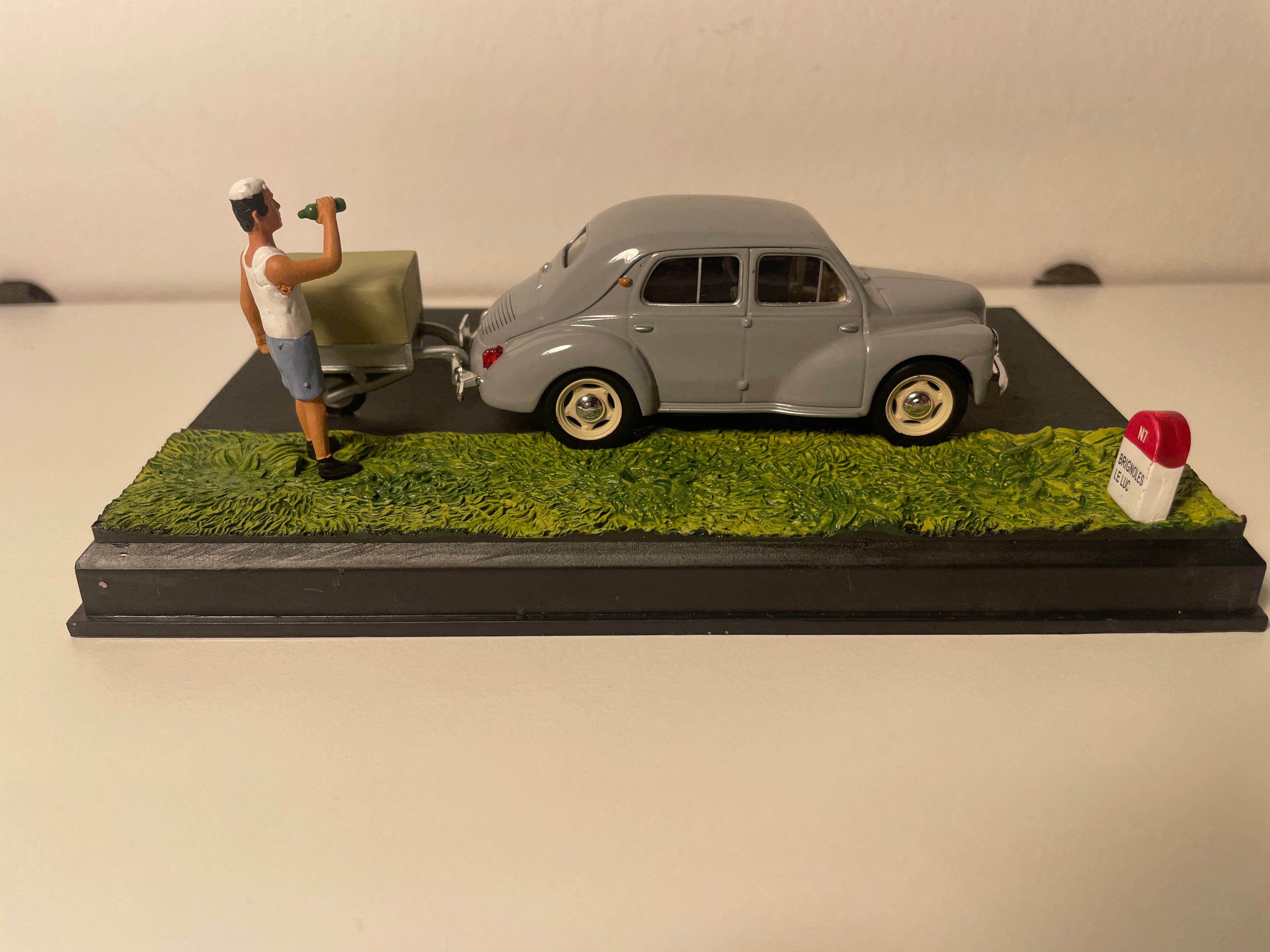 Szary Renault 4 CV z przyczepą - La Nationale 7 - The Blue Route