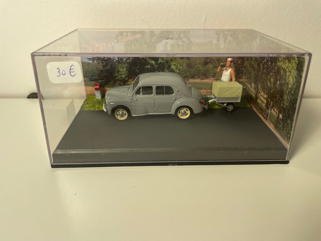 Szary Renault 4 CV z przyczepą - La Nationale 7 - The Blue Route