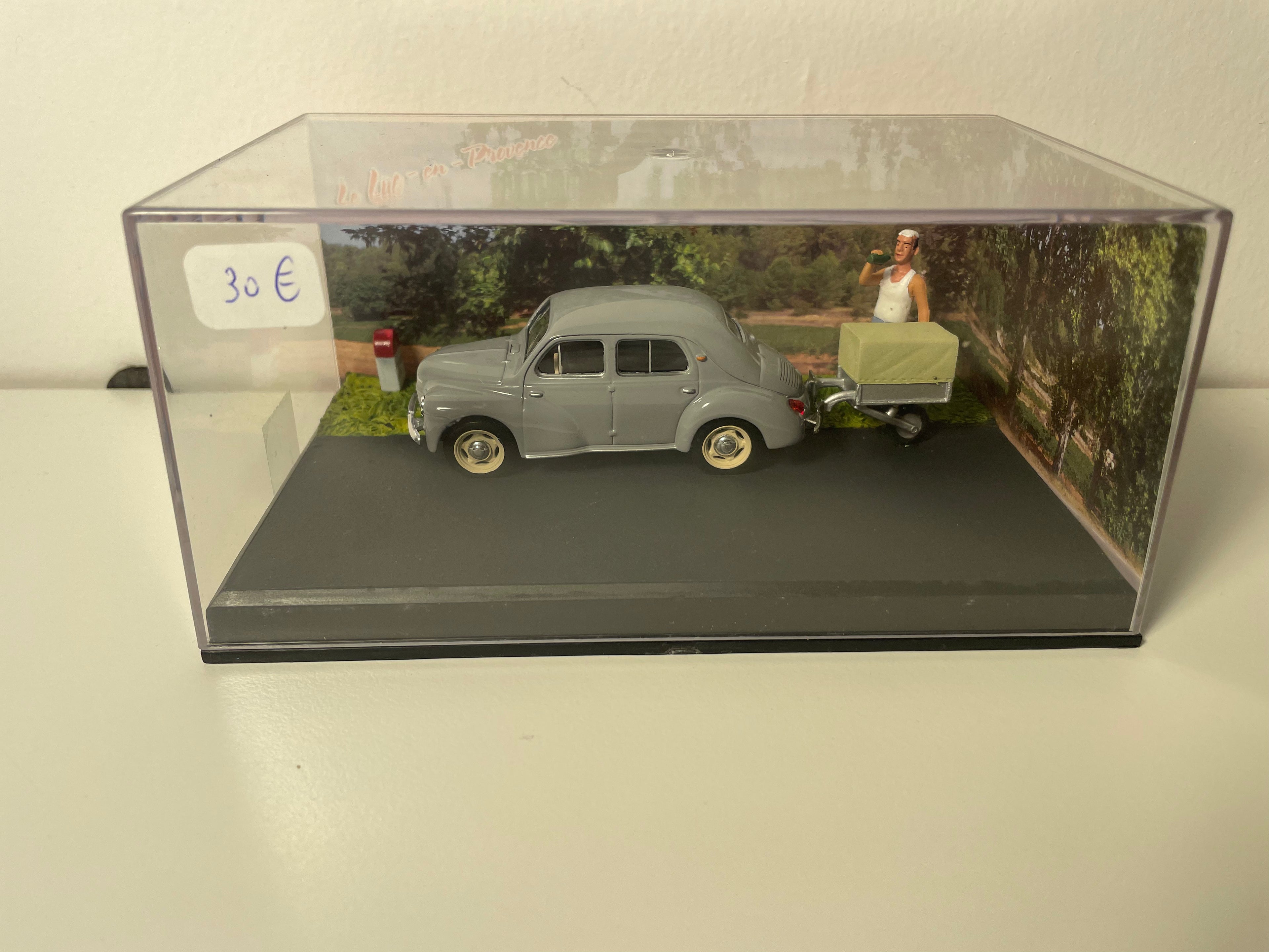 Szary Renault 4 CV z przyczepą - La Nationale 7 - The Blue Route