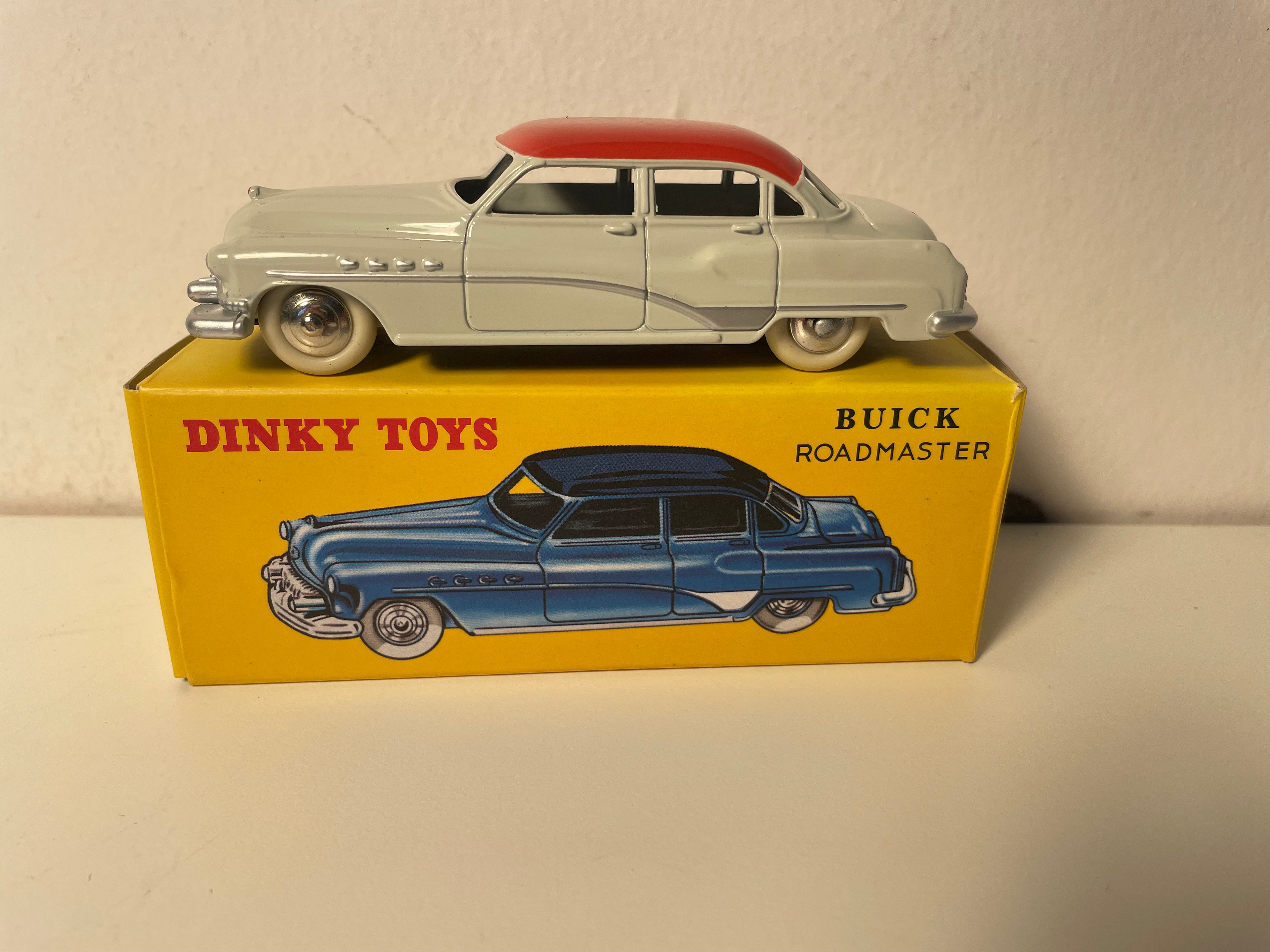 Buich roadmaster beige et toit rouge orangé? Dinky-Toys (éditions Atlas) - N°24 V