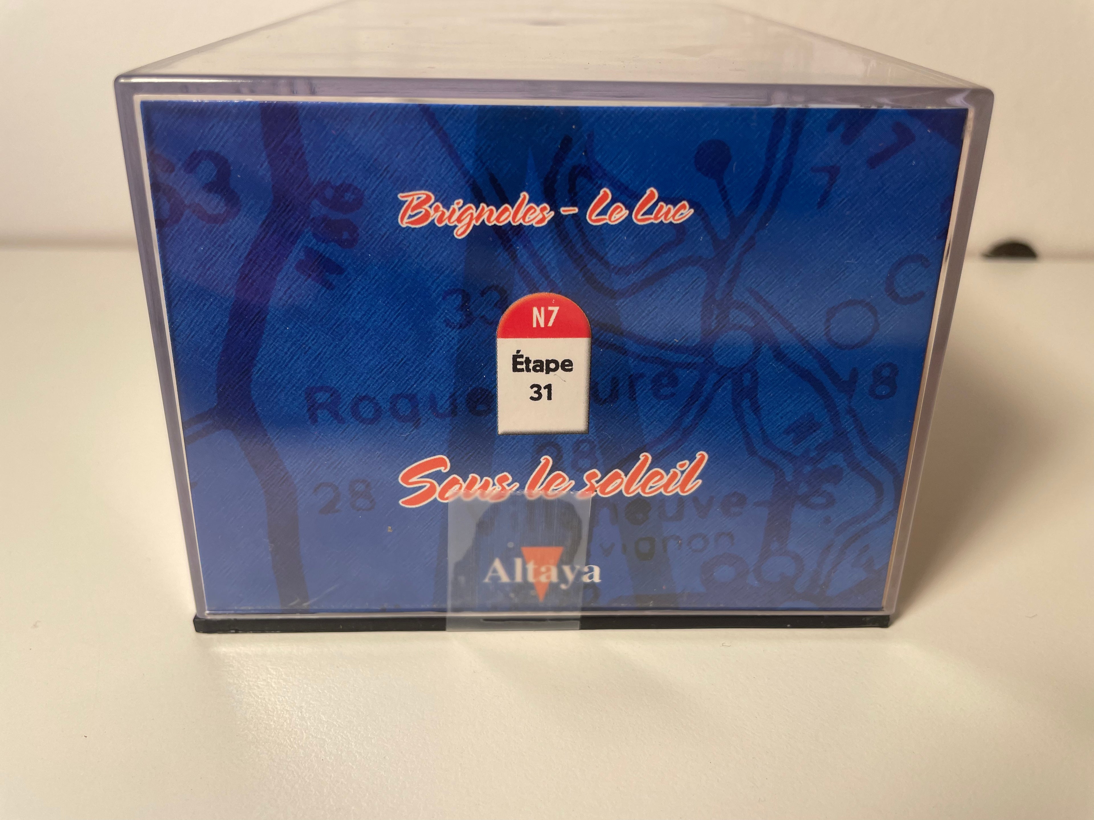 Szary Renault 4 CV z przyczepą - La Nationale 7 - The Blue Route