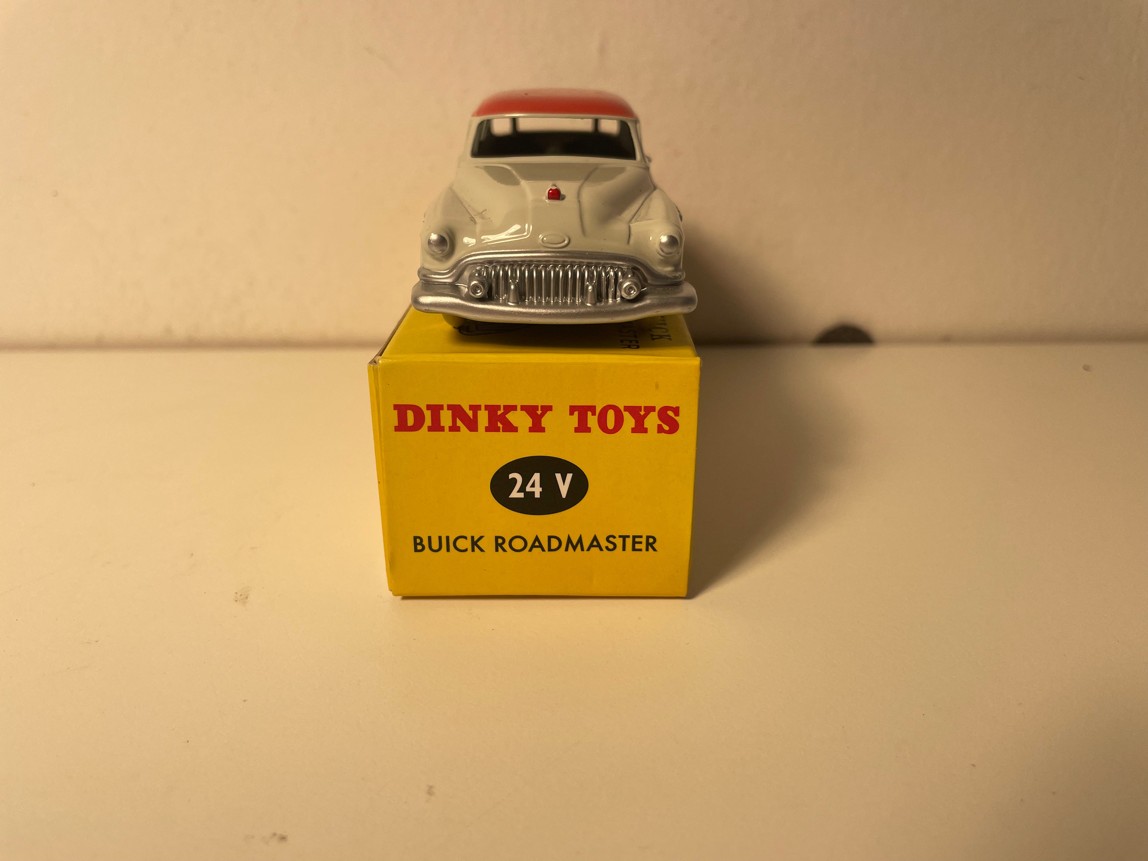 Buich roadmaster beige et toit rouge orangé? Dinky-Toys (éditions Atlas) - N°24 V